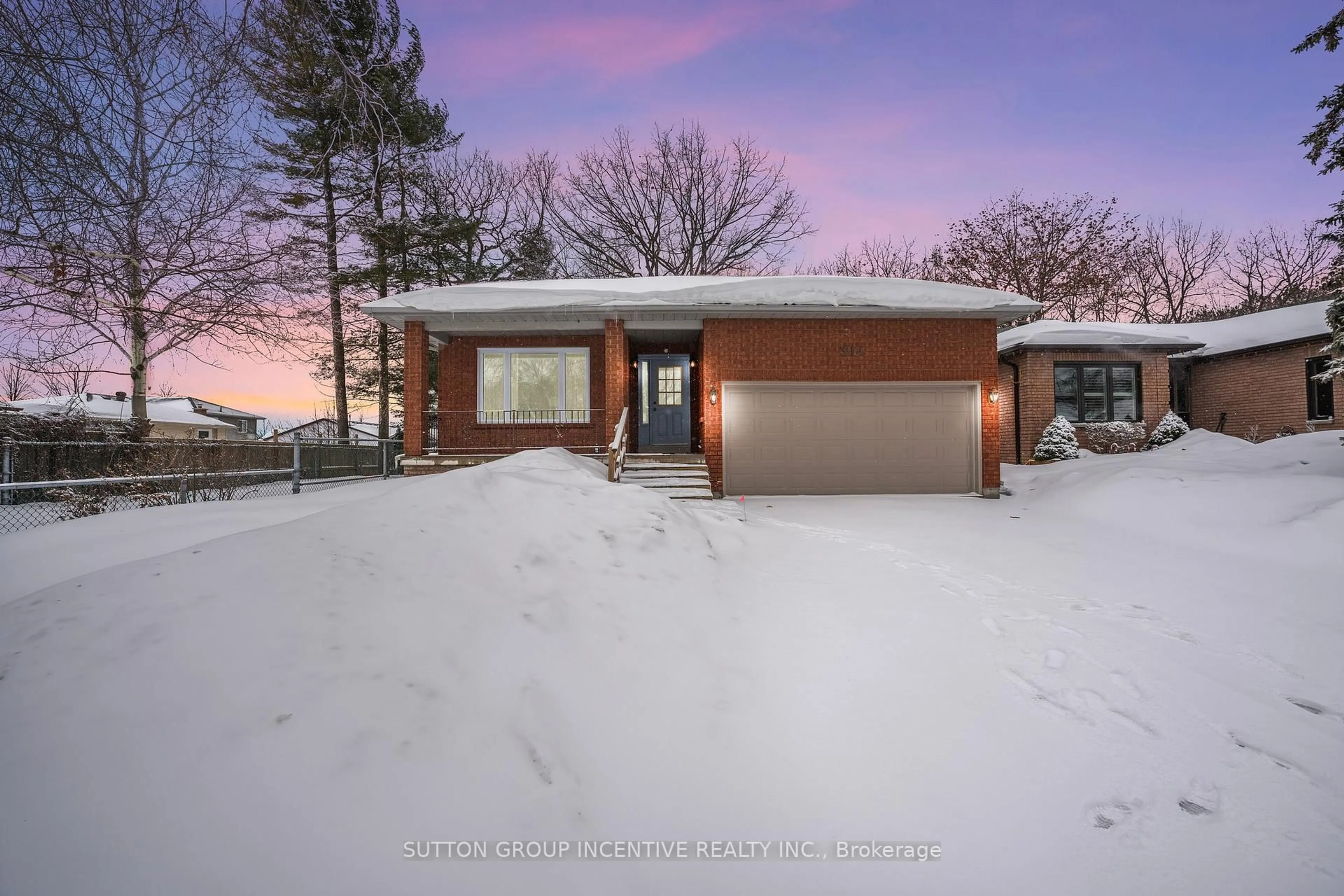 A pic from outside/outdoor area/front of a property/back of a property/a pic from drone, street for 314 Leacock Dr, Barrie Ontario L4N 6J8