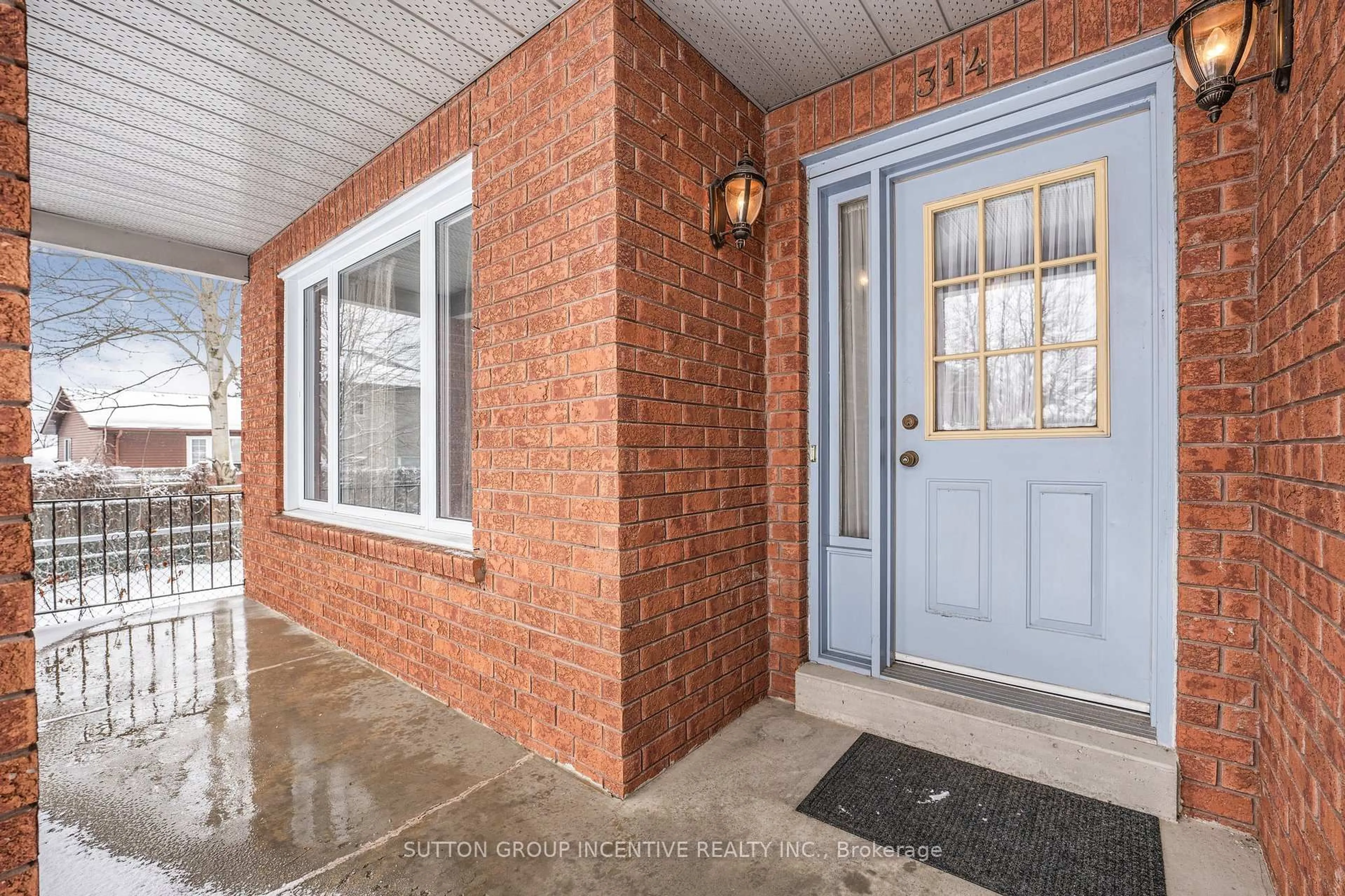 Indoor entryway for 314 Leacock Dr, Barrie Ontario L4N 6J8