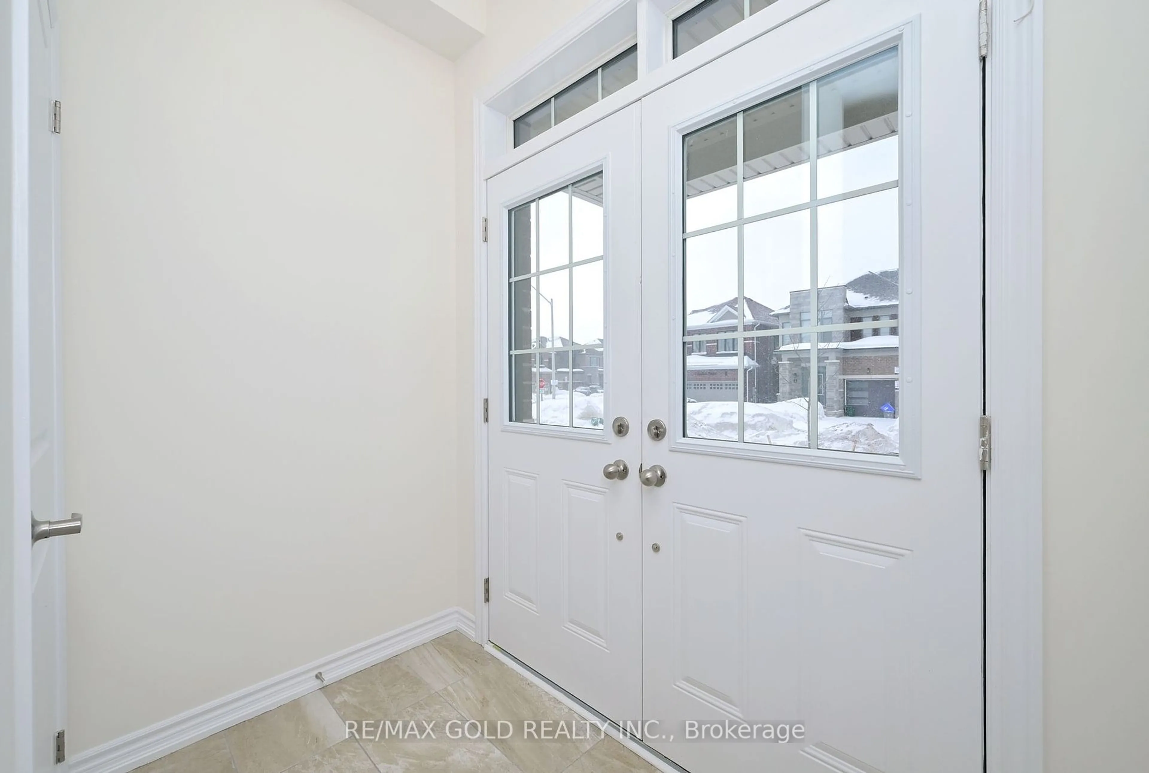 Indoor entryway for 6 Ludlow Dr, Barrie Ontario L9S 2Z8