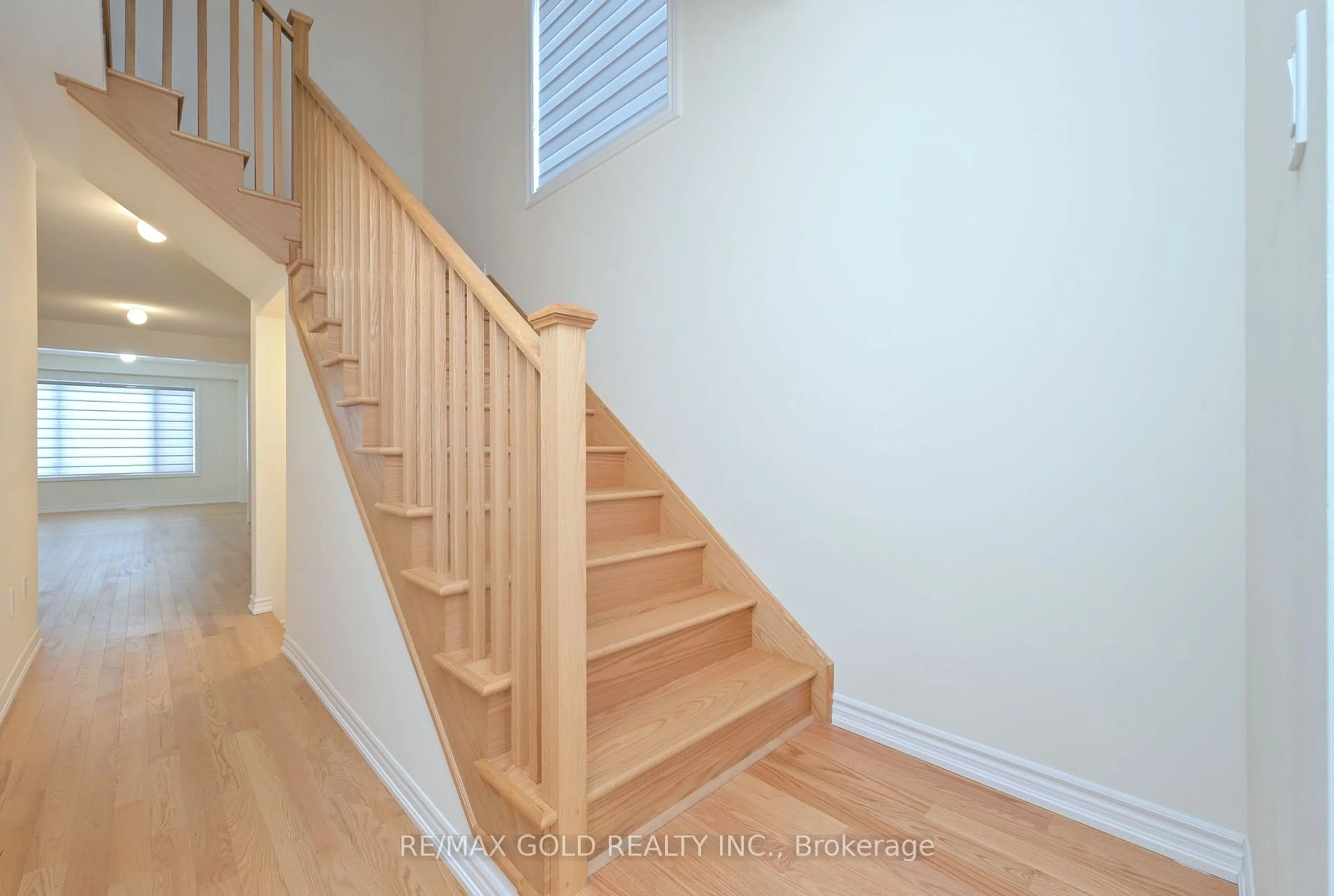 Stairs for 6 Ludlow Dr, Barrie Ontario L9S 2Z8