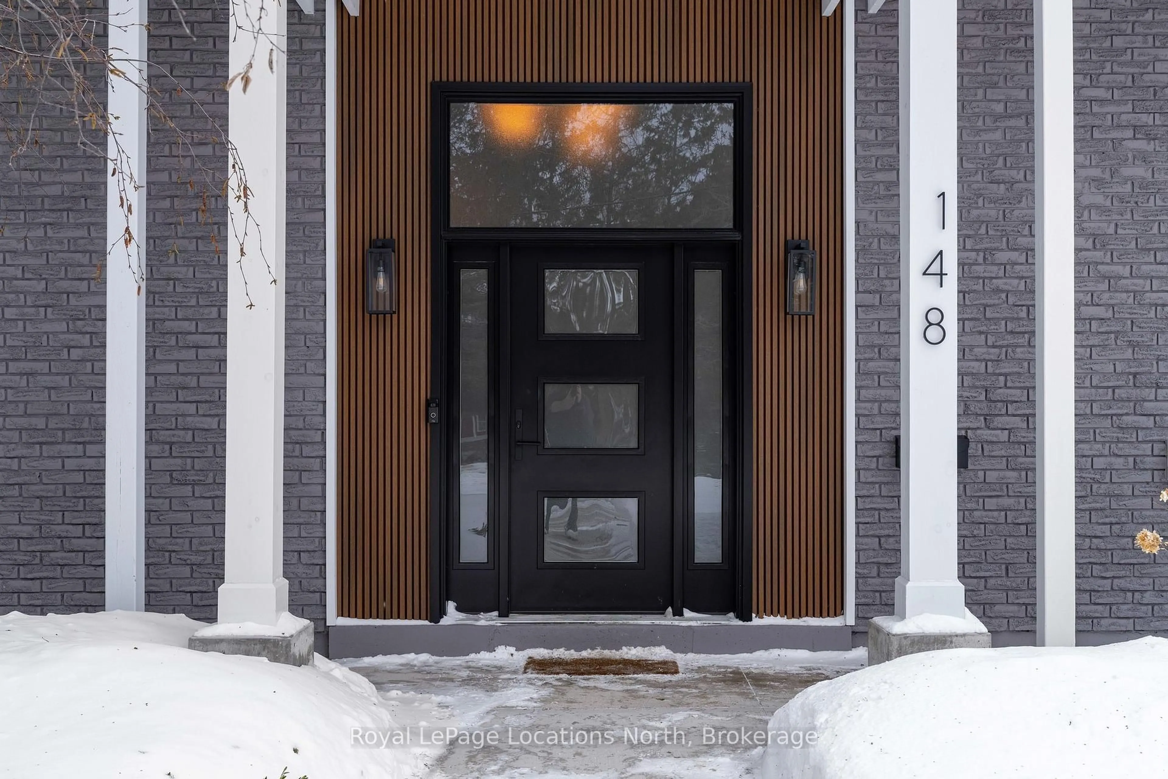 Indoor entryway for 148 Campbell St, Collingwood Ontario L9Y 2L2