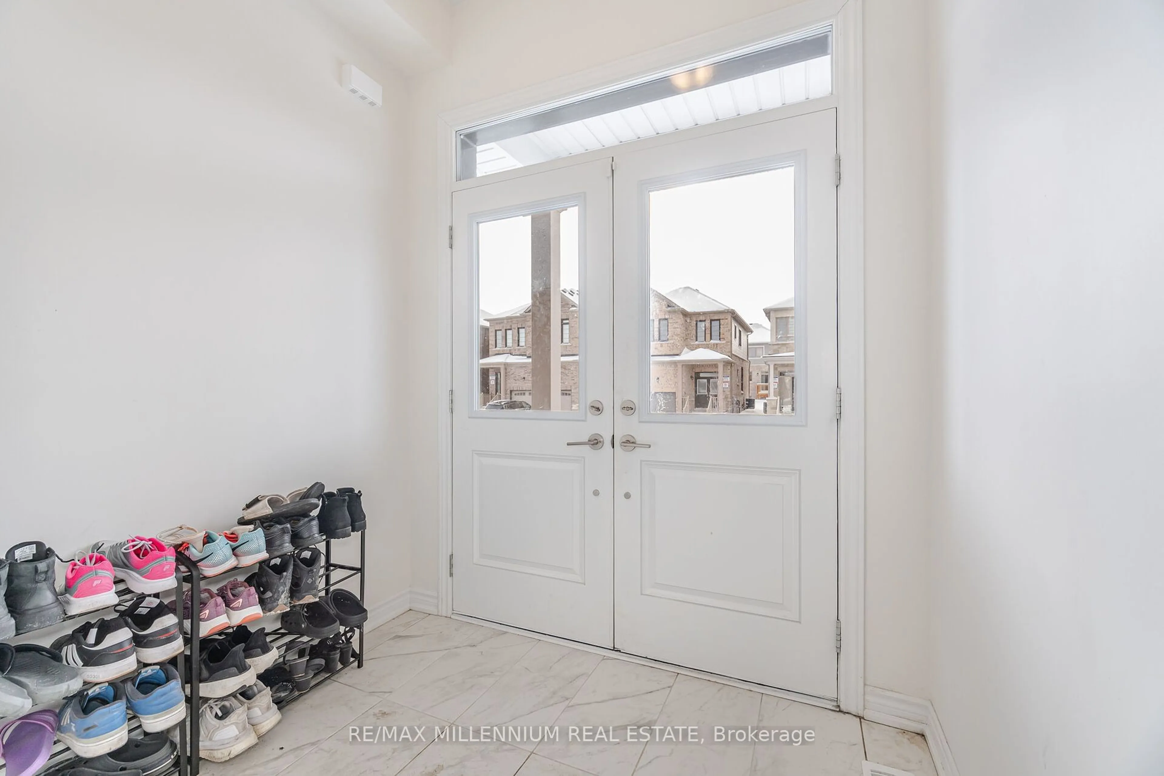 Indoor entryway for 71 Gemini Dr, Barrie Ontario L9S 2Z5