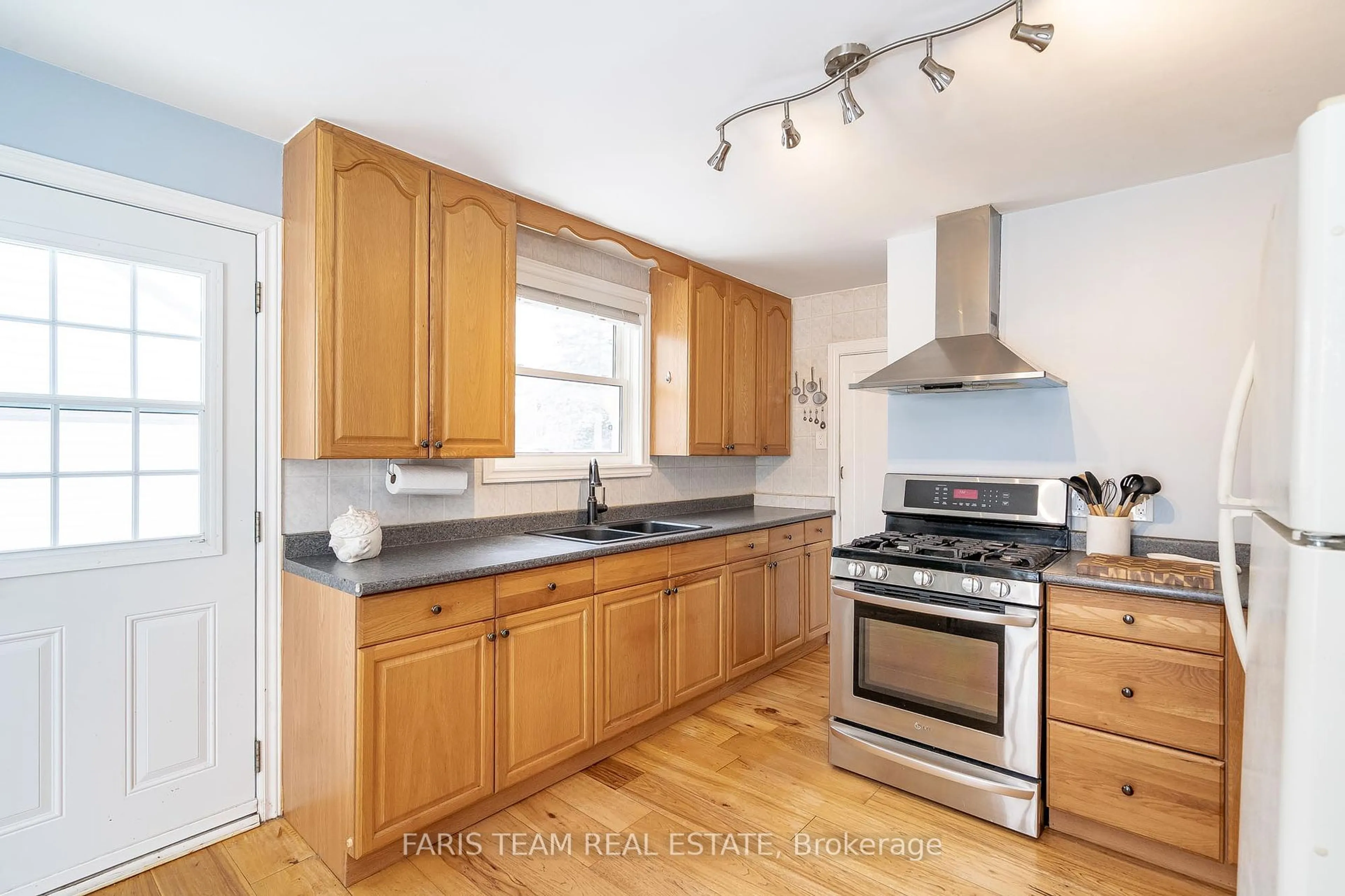 Standard kitchen, wood/laminate floor for 150 Clapperton St, Barrie Ontario L4M 3G4