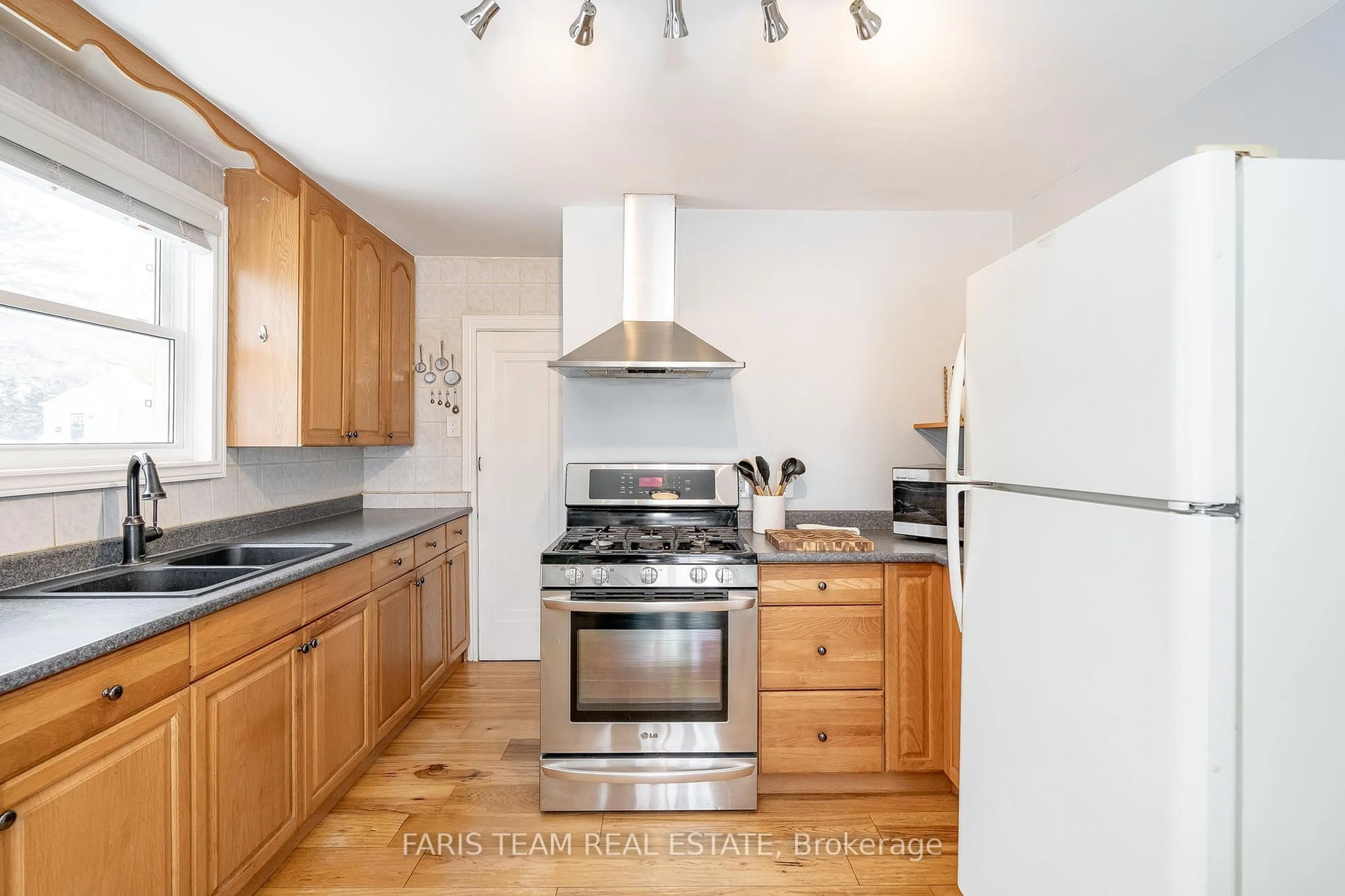 Standard kitchen, wood/laminate floor for 150 Clapperton St, Barrie Ontario L4M 3G4