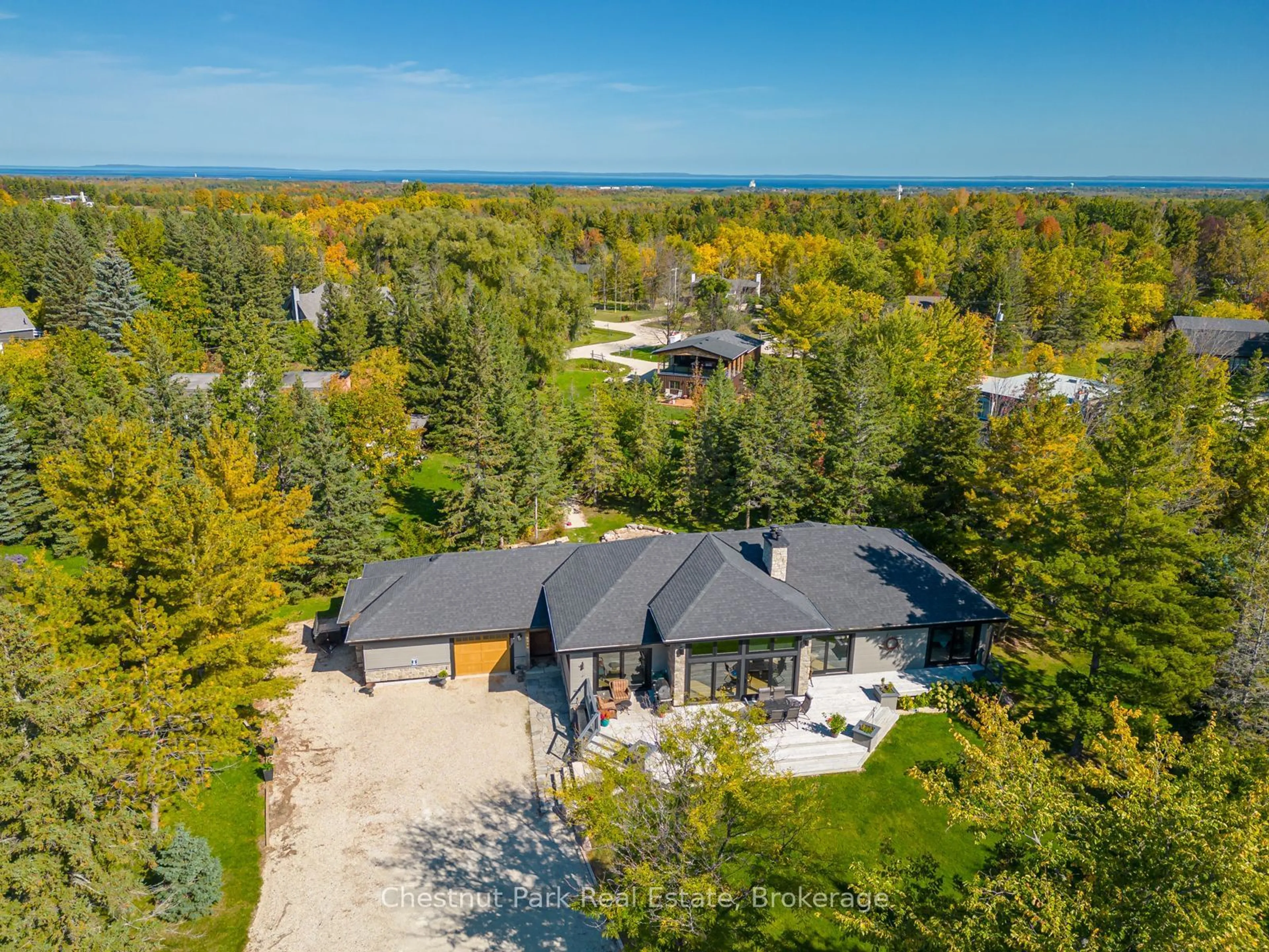 A pic from outside/outdoor area/front of a property/back of a property/a pic from drone, unknown for 8610 Poplar Sdrd, Clearview Ontario L9Y 3Y9