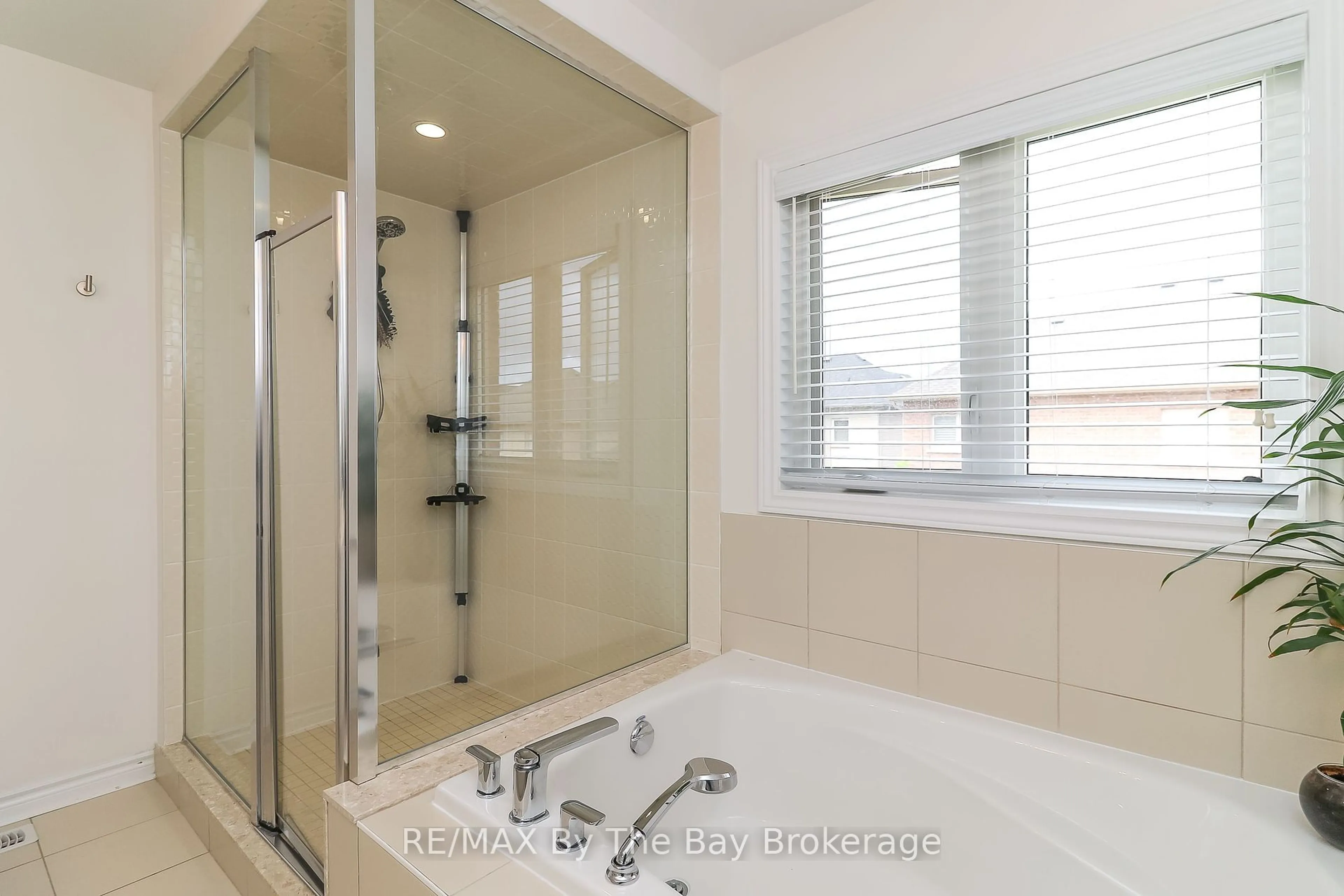 Contemporary bathroom, ceramic/tile floor for 97 TRACEY Lane, Collingwood Ontario L9Y 3Z6