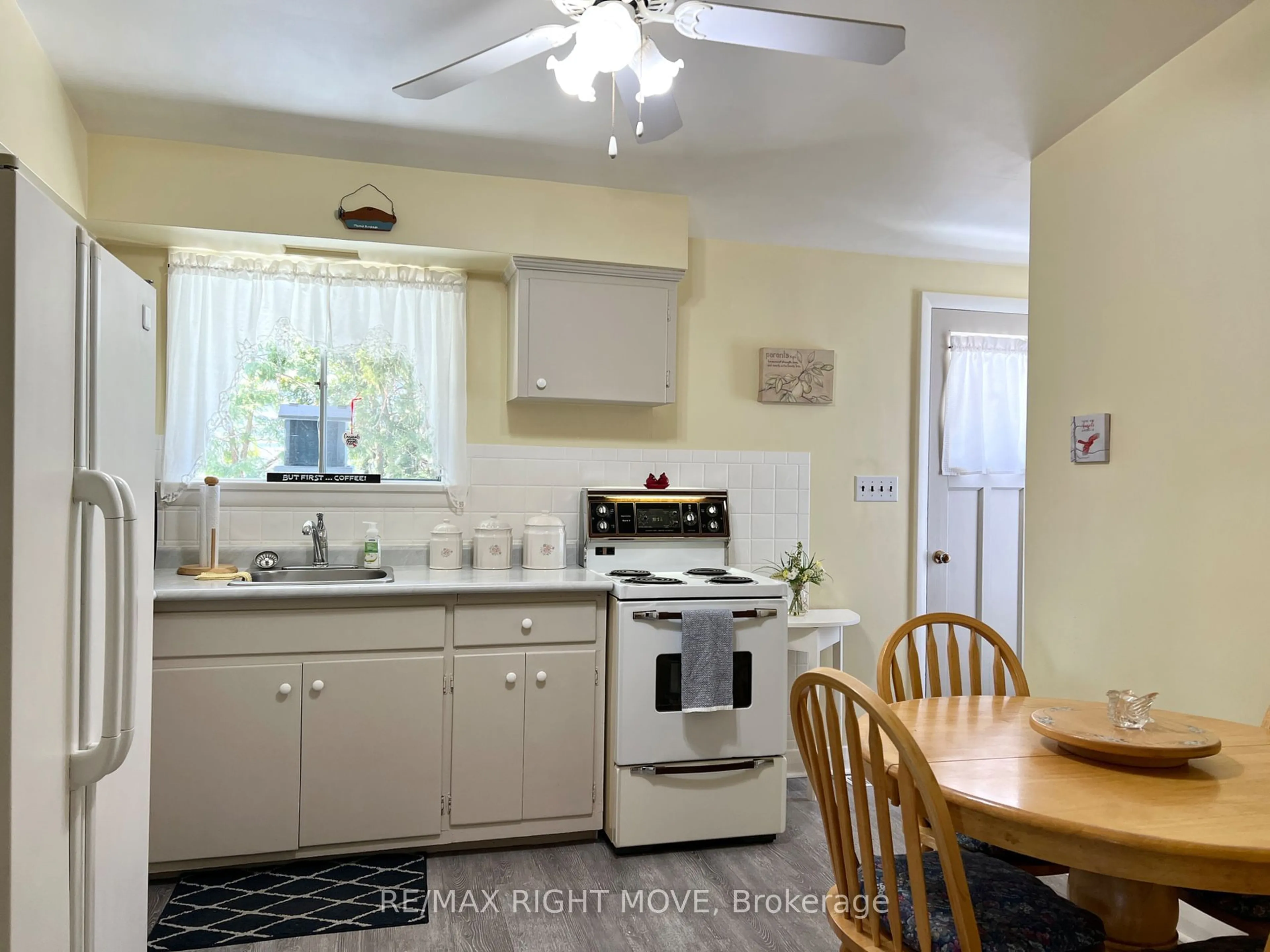 Standard kitchen, unknown for 325 Delia St, Orillia Ontario L3V 1H1