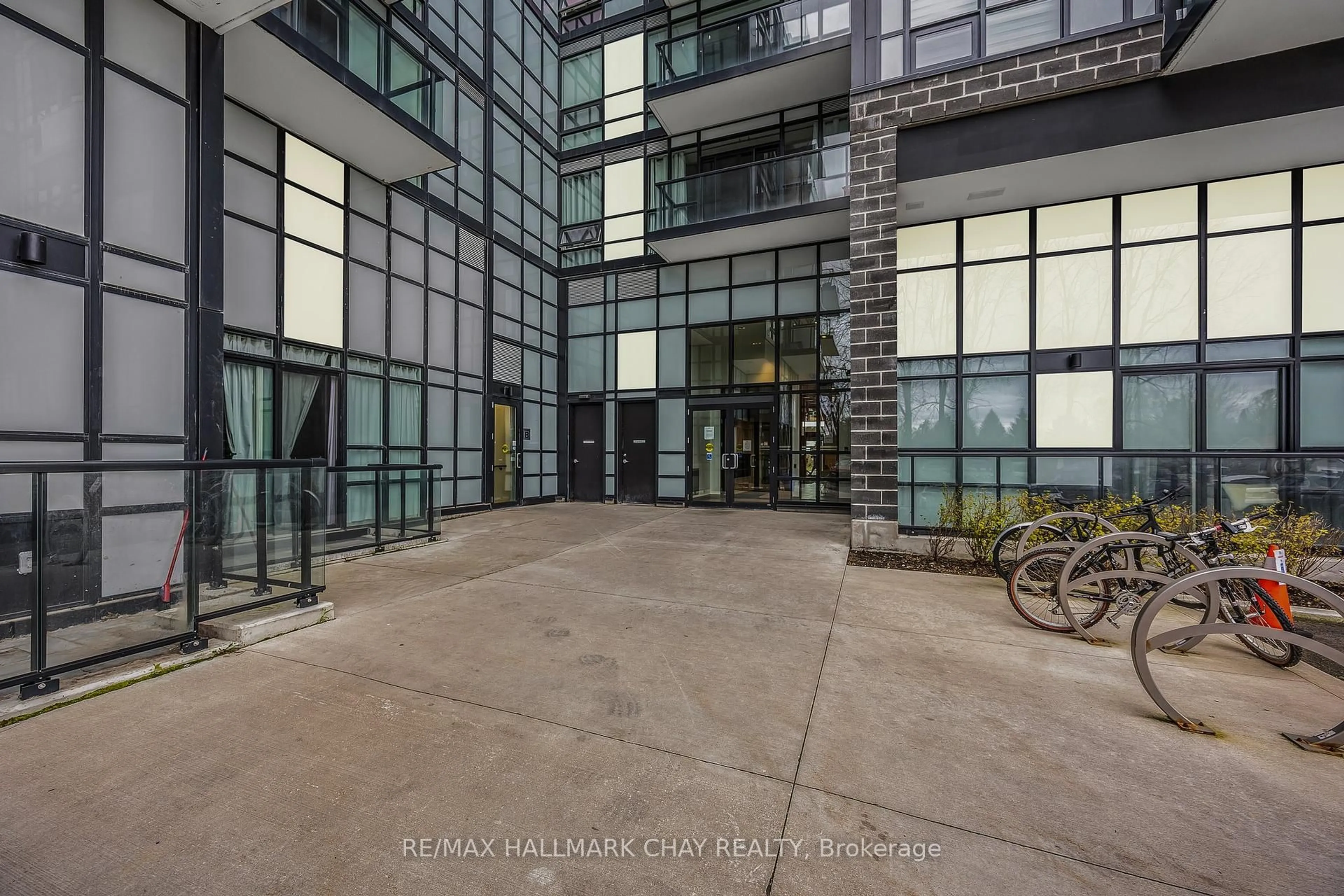 Indoor foyer for 681 Yonge St #211, Barrie Ontario L4N 4E8