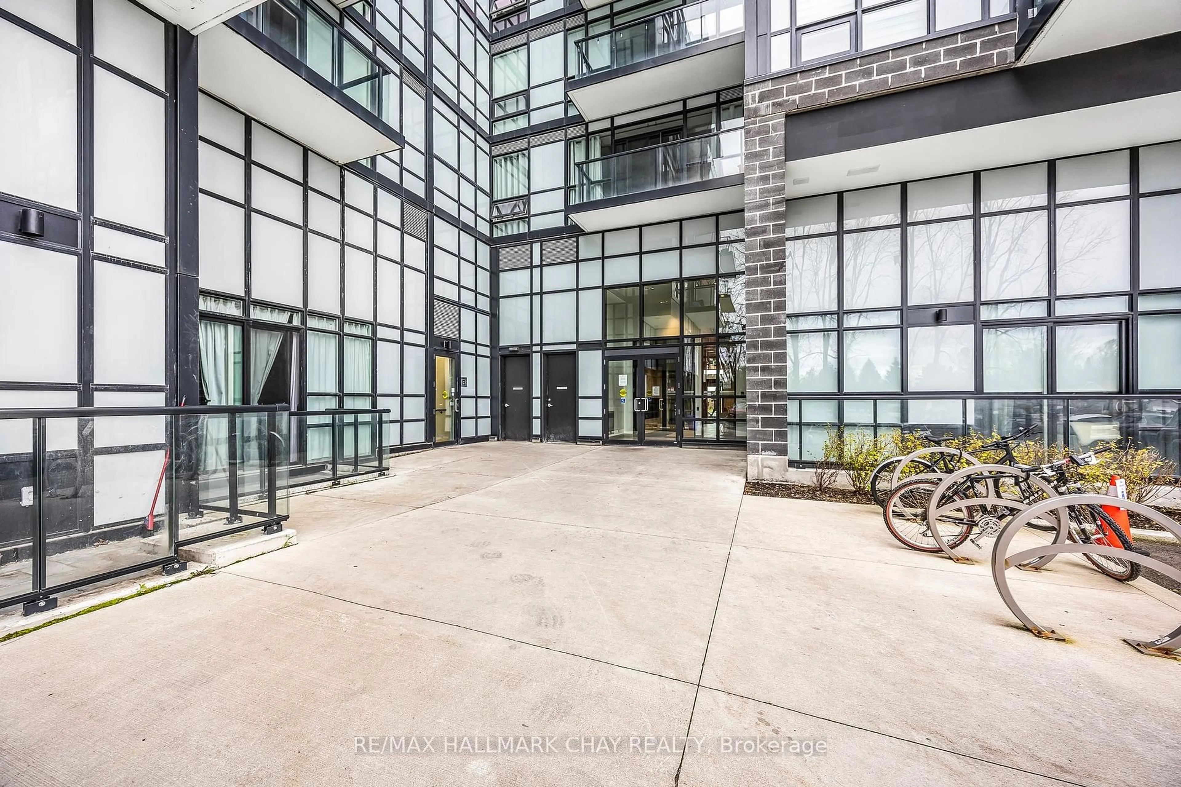 Indoor foyer for 681 Yonge St #211, Barrie Ontario L4N 4E8