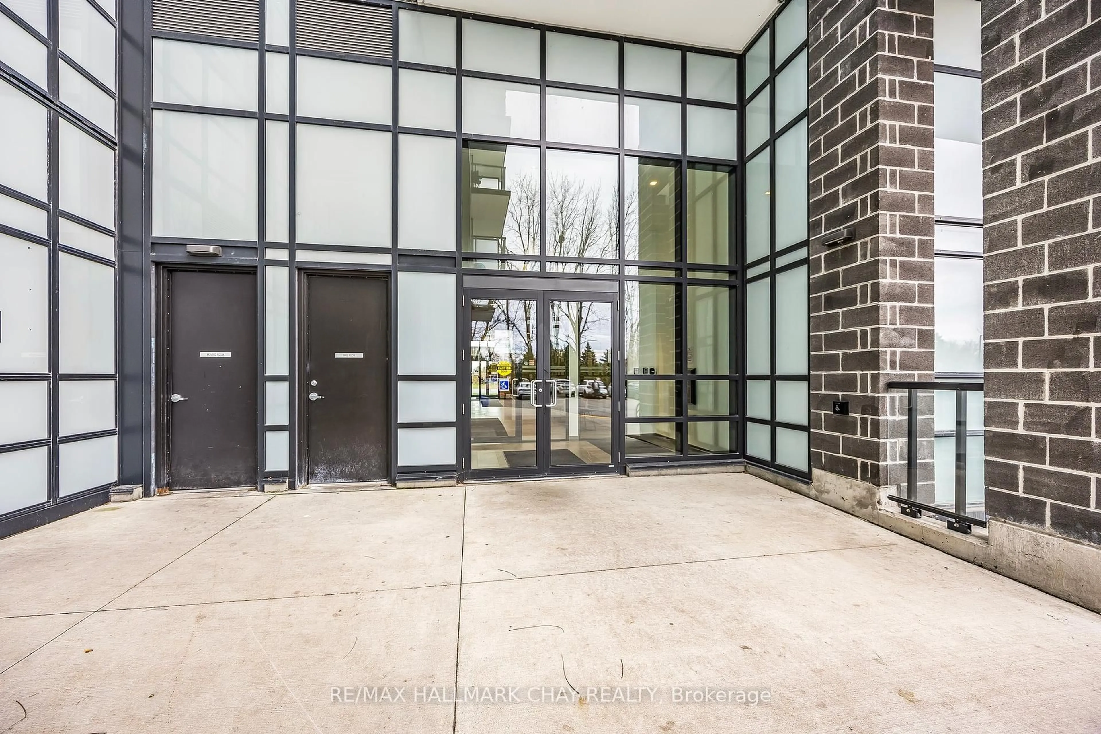 Indoor foyer for 681 Yonge St #211, Barrie Ontario L4N 4E8