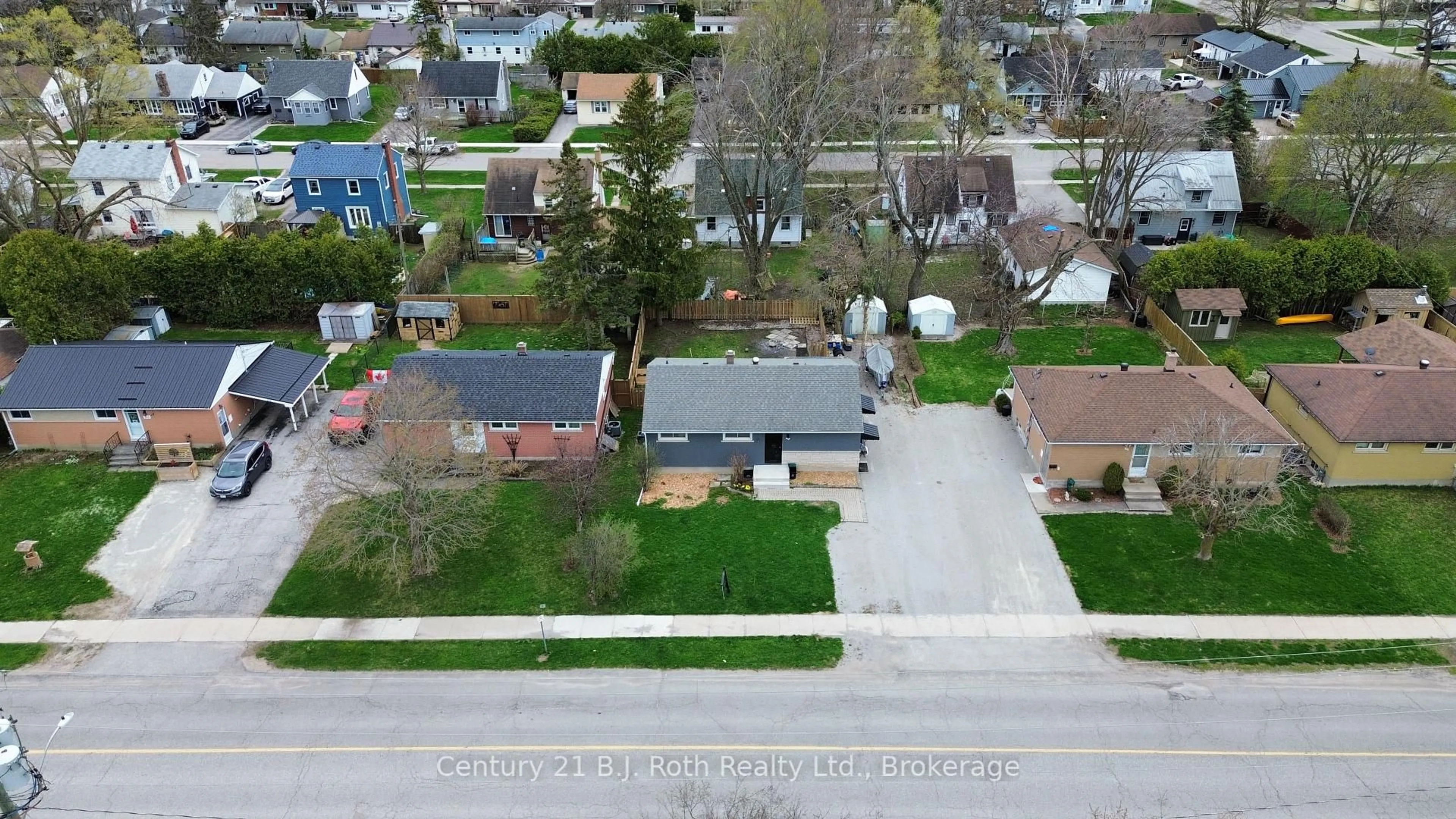 A pic from outside/outdoor area/front of a property/back of a property/a pic from drone, street for 311 James St, Orillia Ontario L3V 1M4