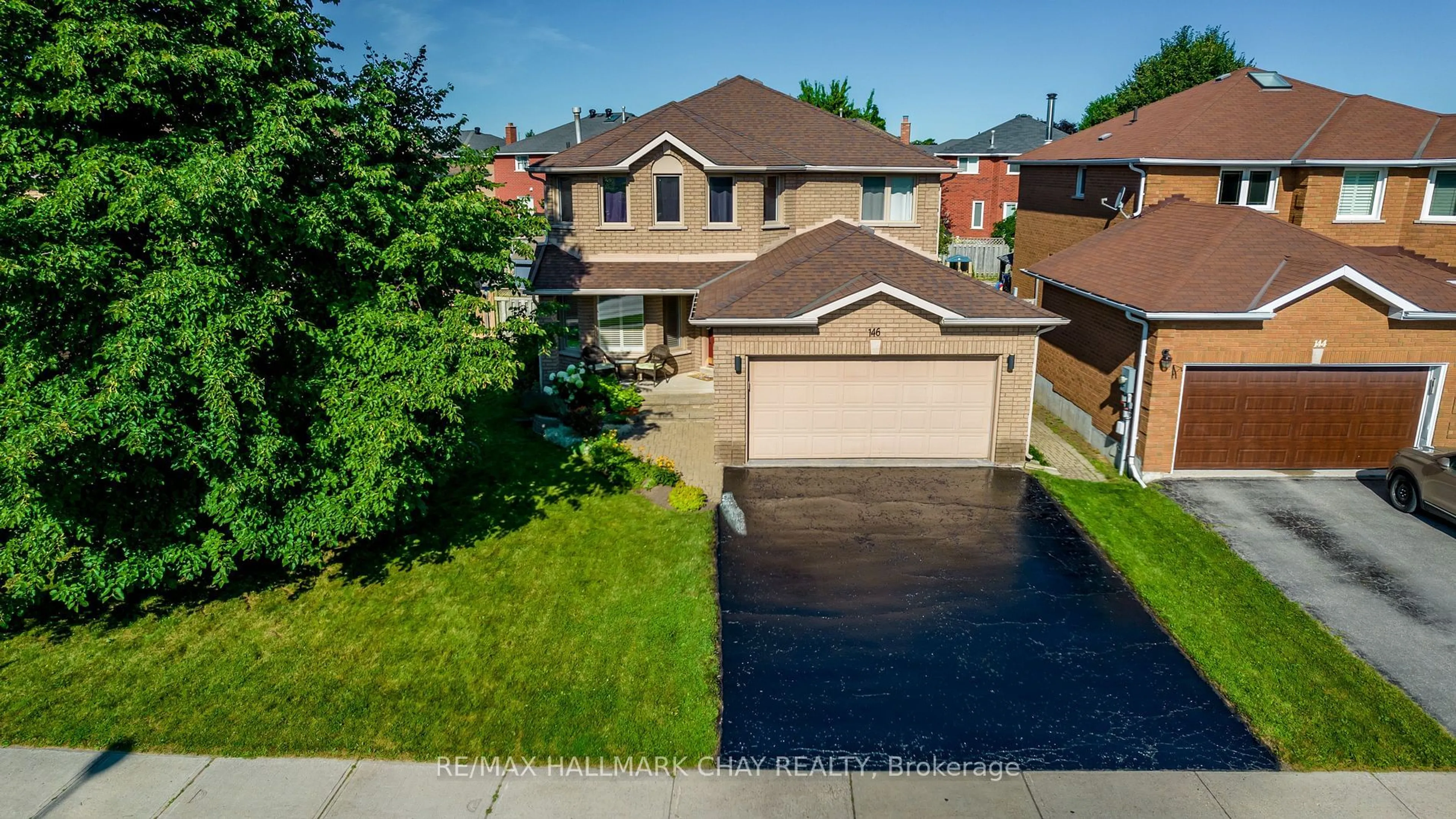 A pic from outside/outdoor area/front of a property/back of a property/a pic from drone, street for 146 Hanmer St, Barrie Ontario L4N 7T3