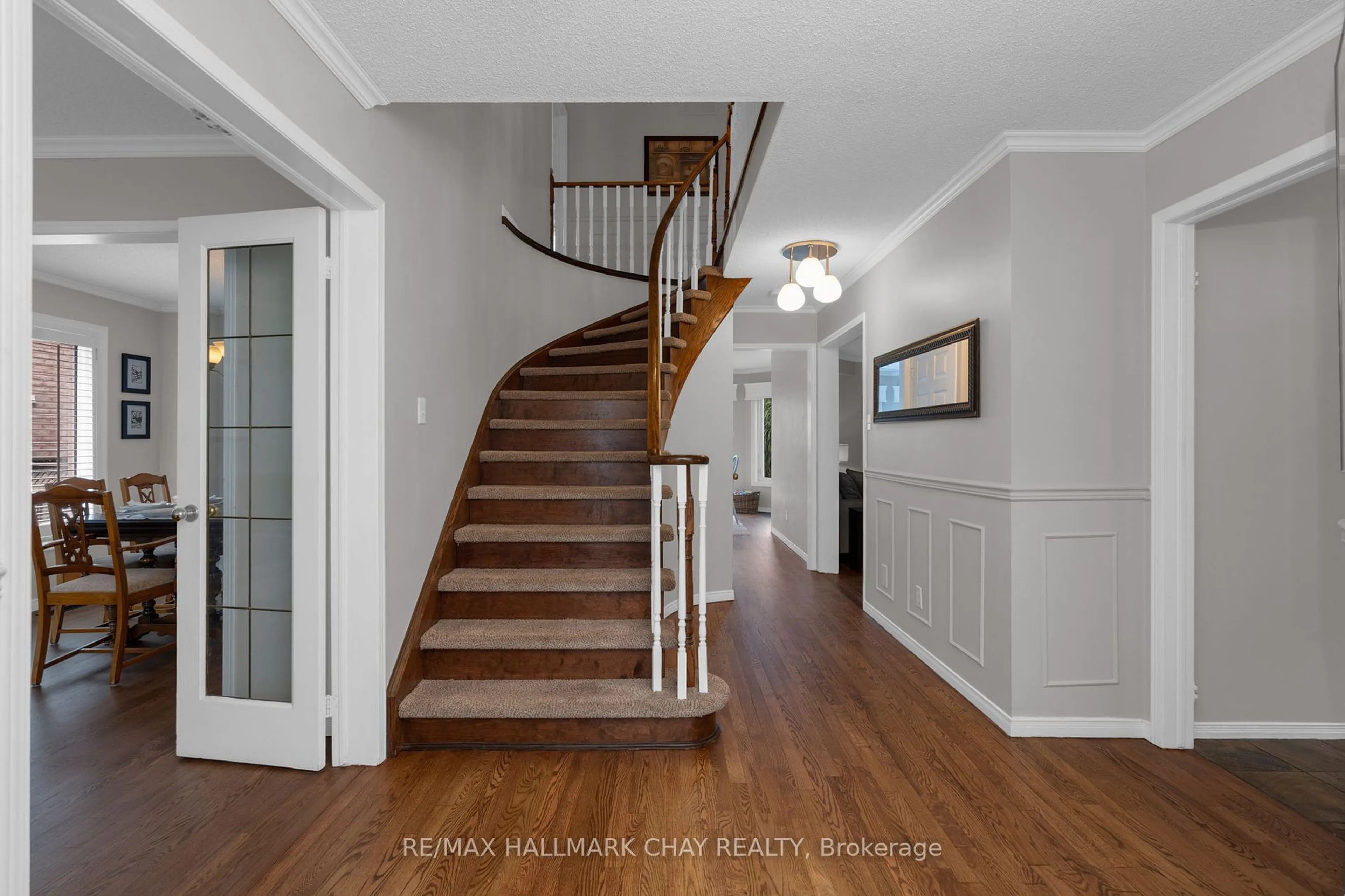 Indoor entryway for 146 Hanmer St, Barrie Ontario L4N 7T3