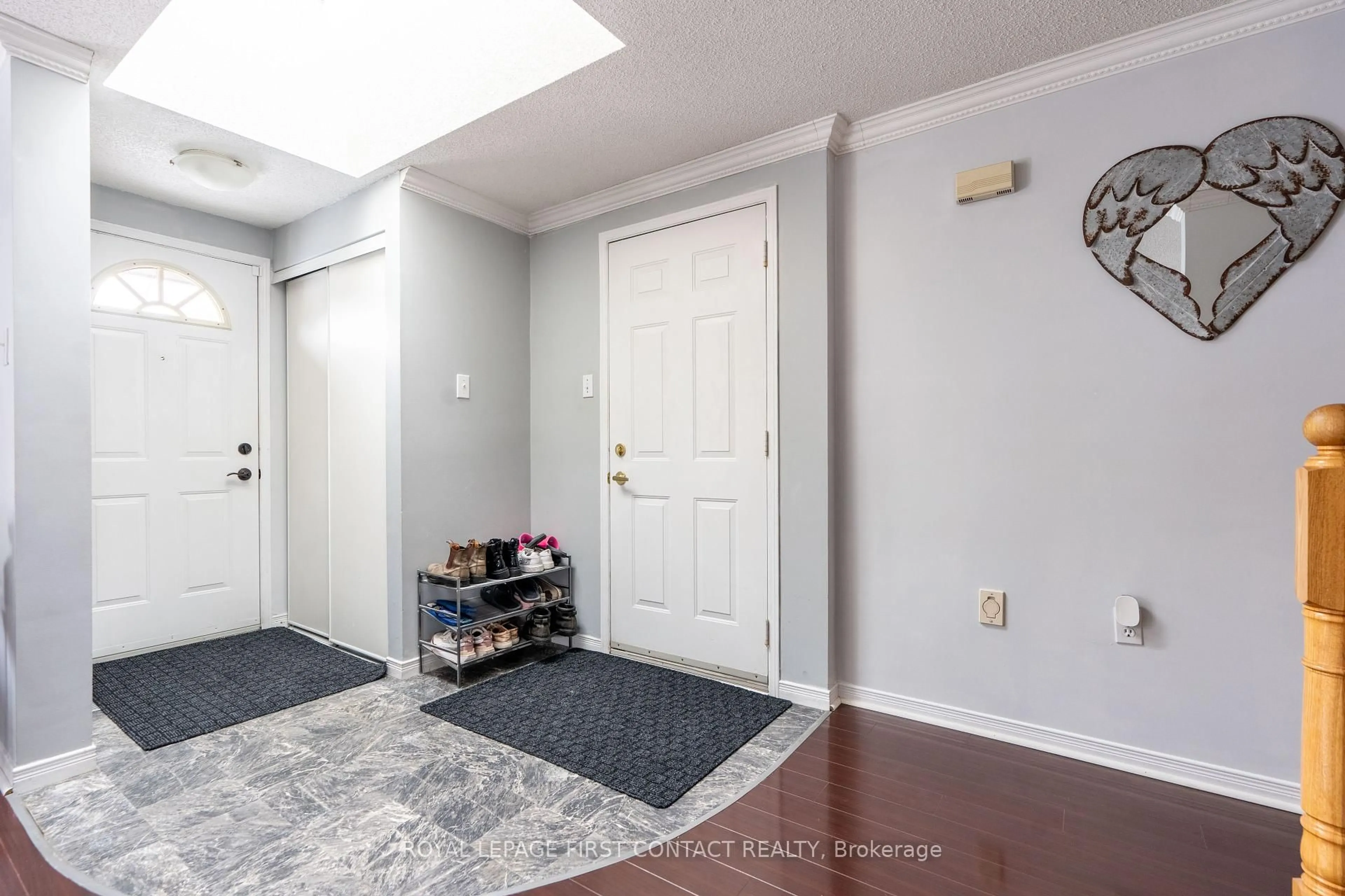 Indoor entryway for 4 IRISH Lane, Barrie Ontario L4M 6H8