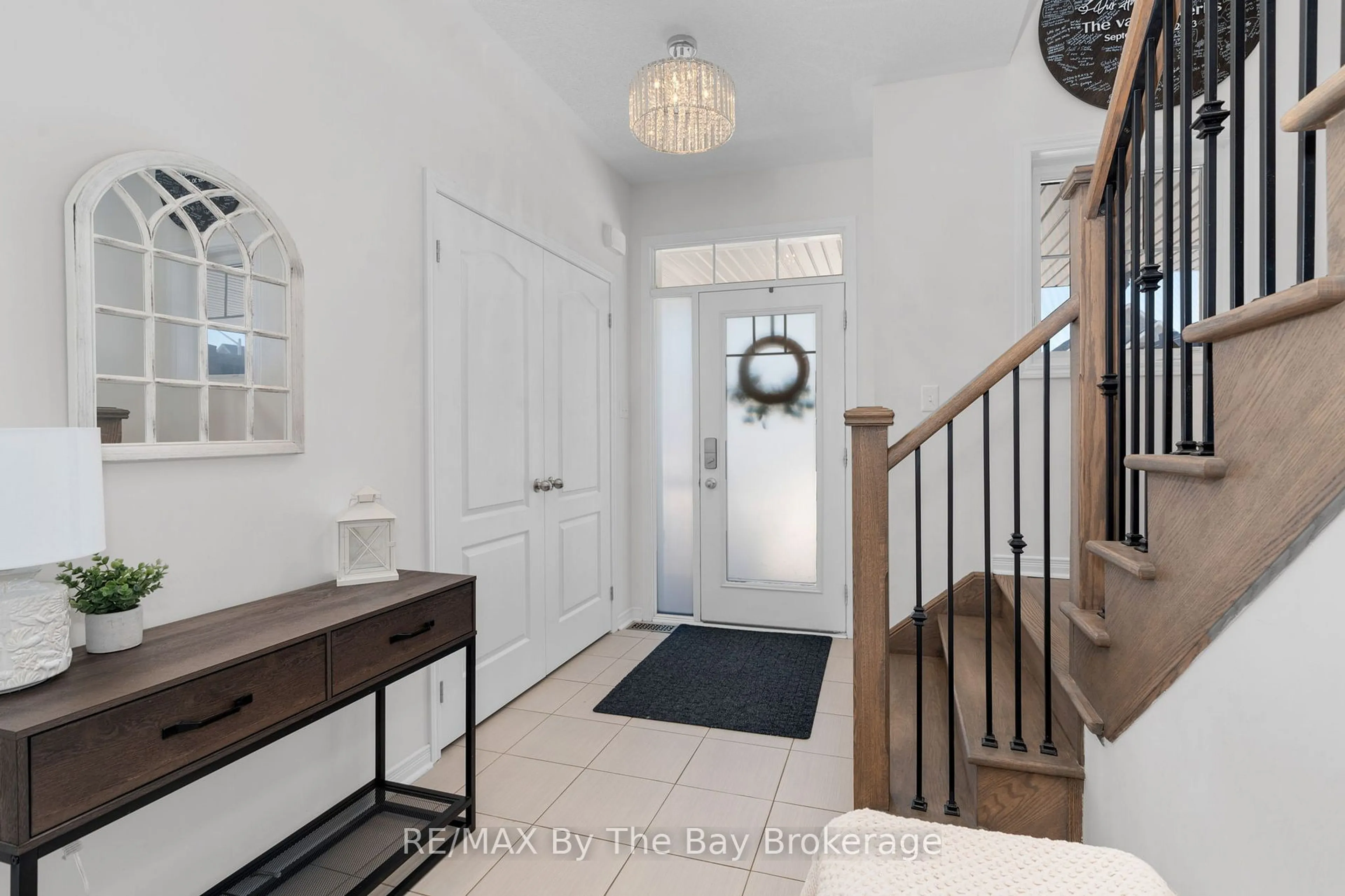 Indoor entryway for 50 Portland St, Collingwood Ontario L9Y 3Z6