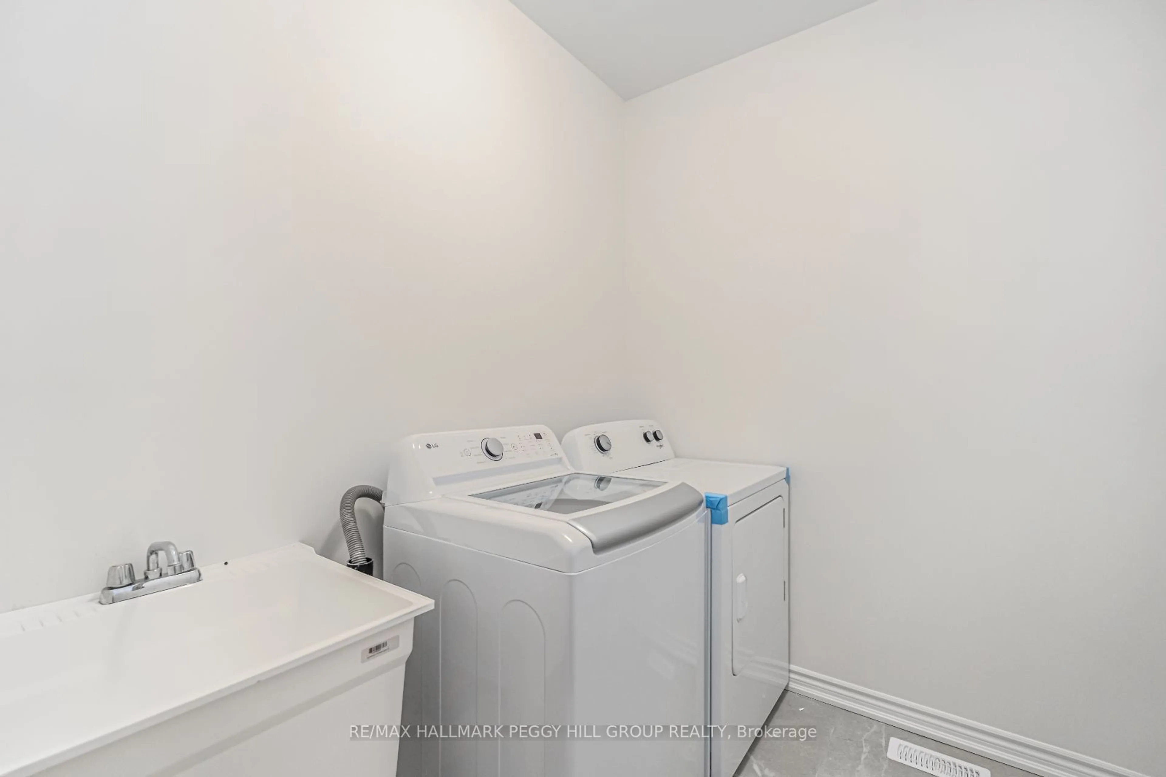 Laundry room for 22 Greer St, Barrie Ontario L9S 2Z5