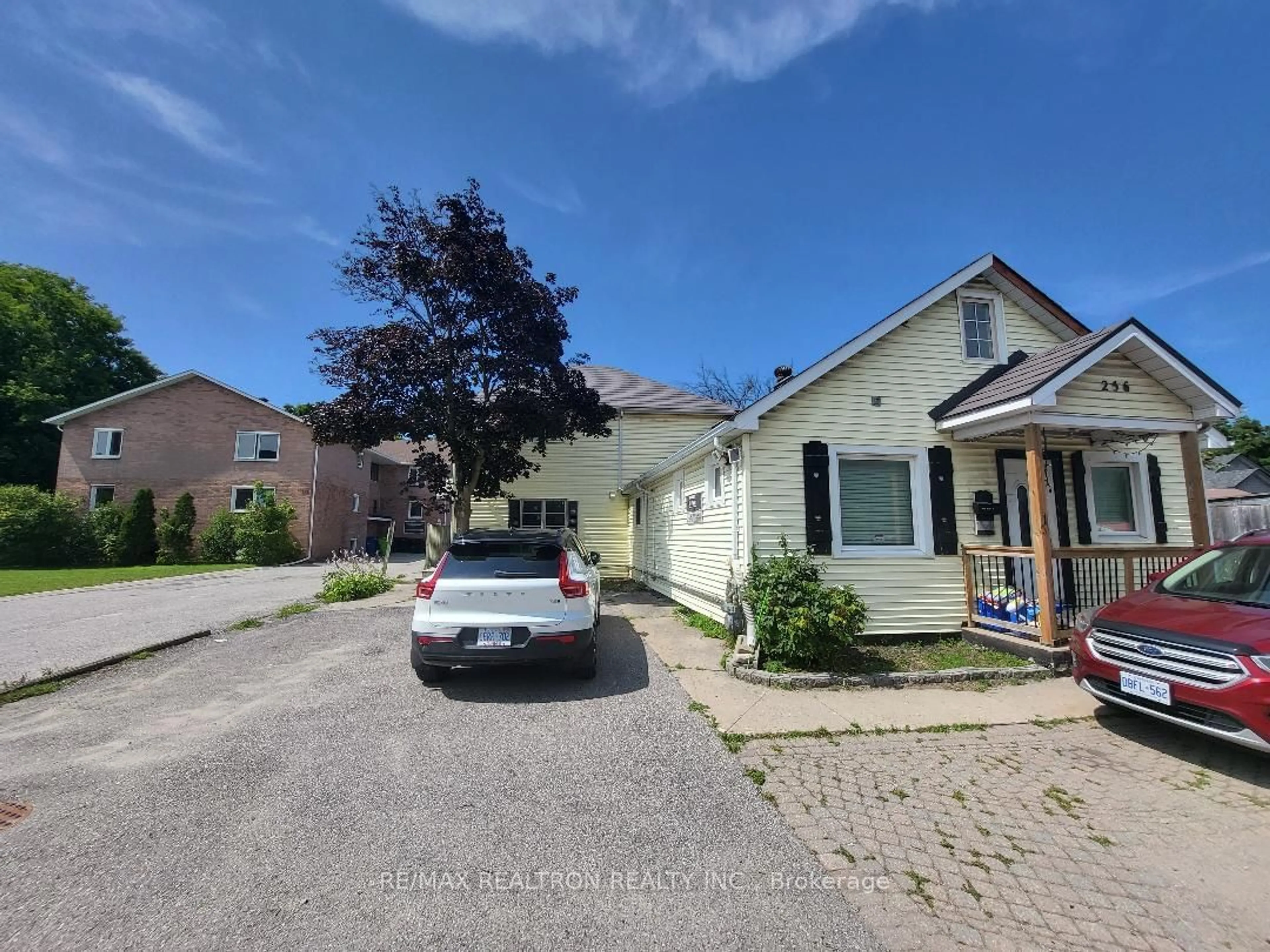 A pic from outside/outdoor area/front of a property/back of a property/a pic from drone, street for 256 Dunlop St, Barrie Ontario P0A 1C0