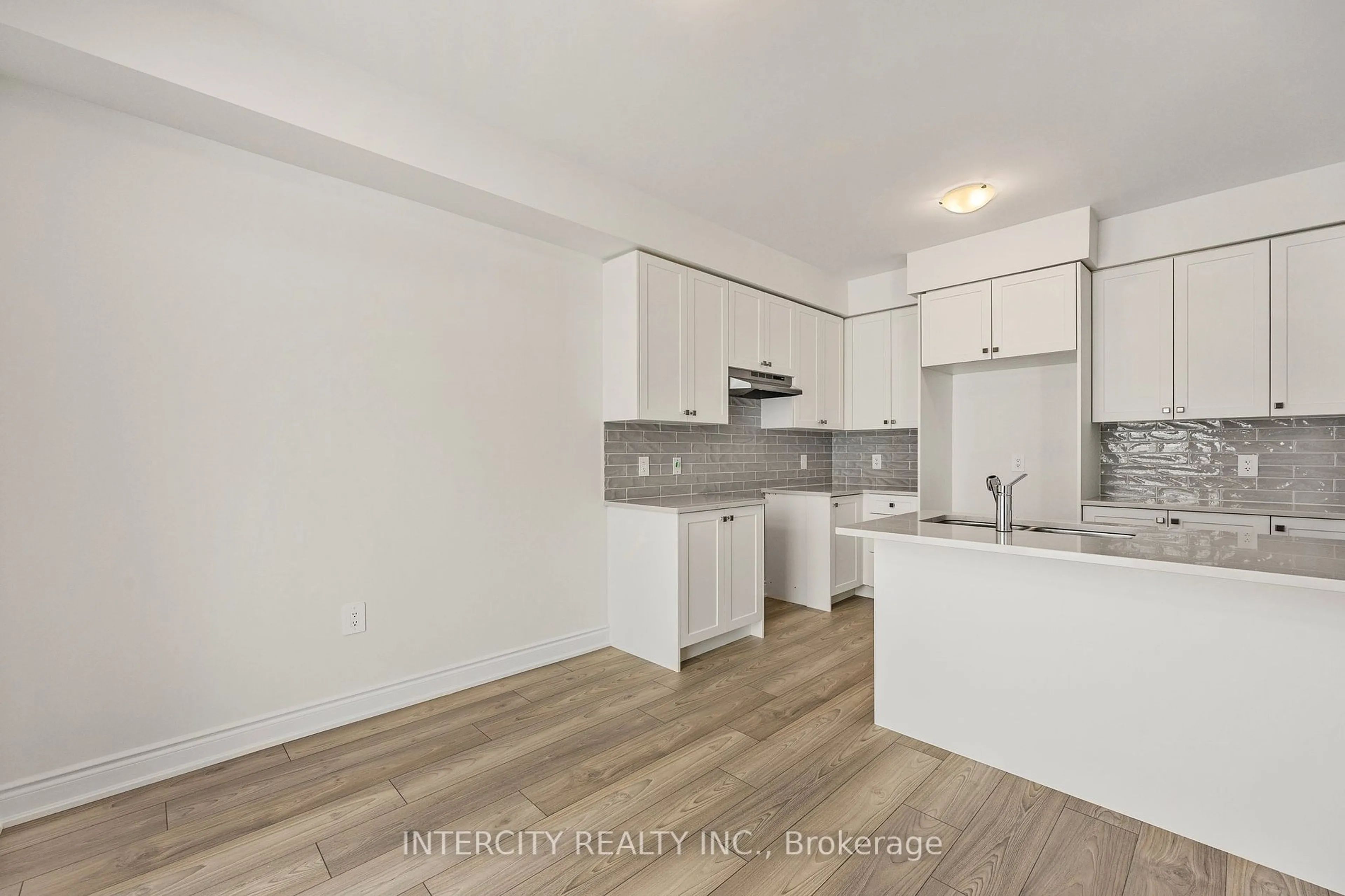 Open concept kitchen, wood/laminate floor for 11 Avalon Dr, Wasaga Beach Ontario L9R 0M2