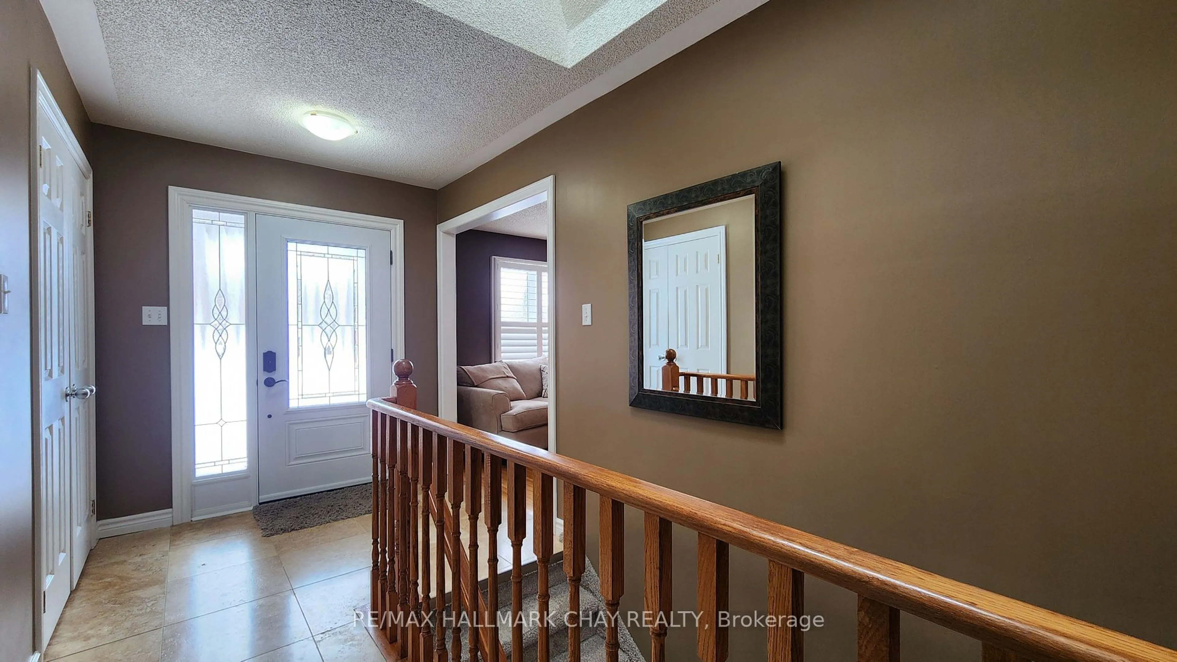 Indoor entryway for 18 Dove Cres, Barrie Ontario L4N 7Z3