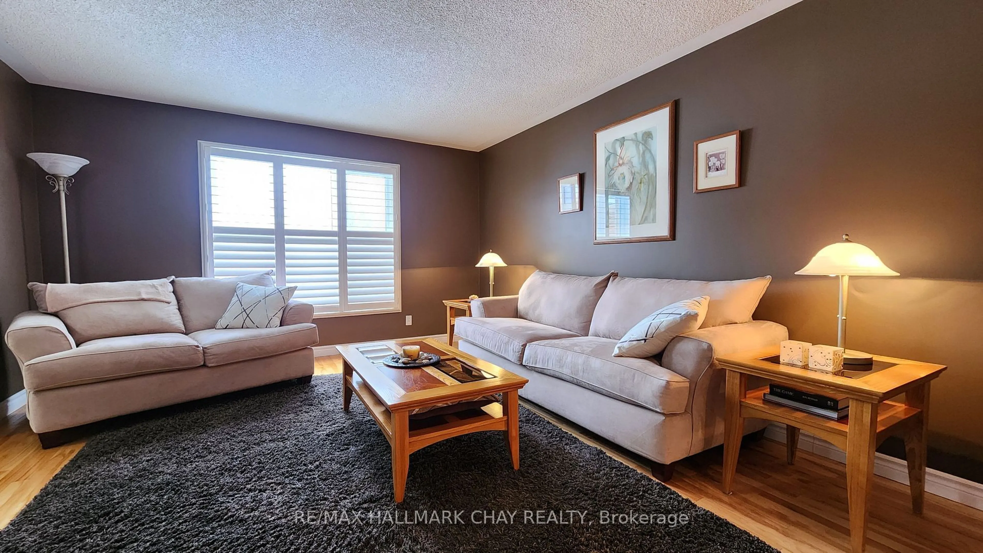 Living room with furniture, wood/laminate floor for 18 Dove Cres, Barrie Ontario L4N 7Z3