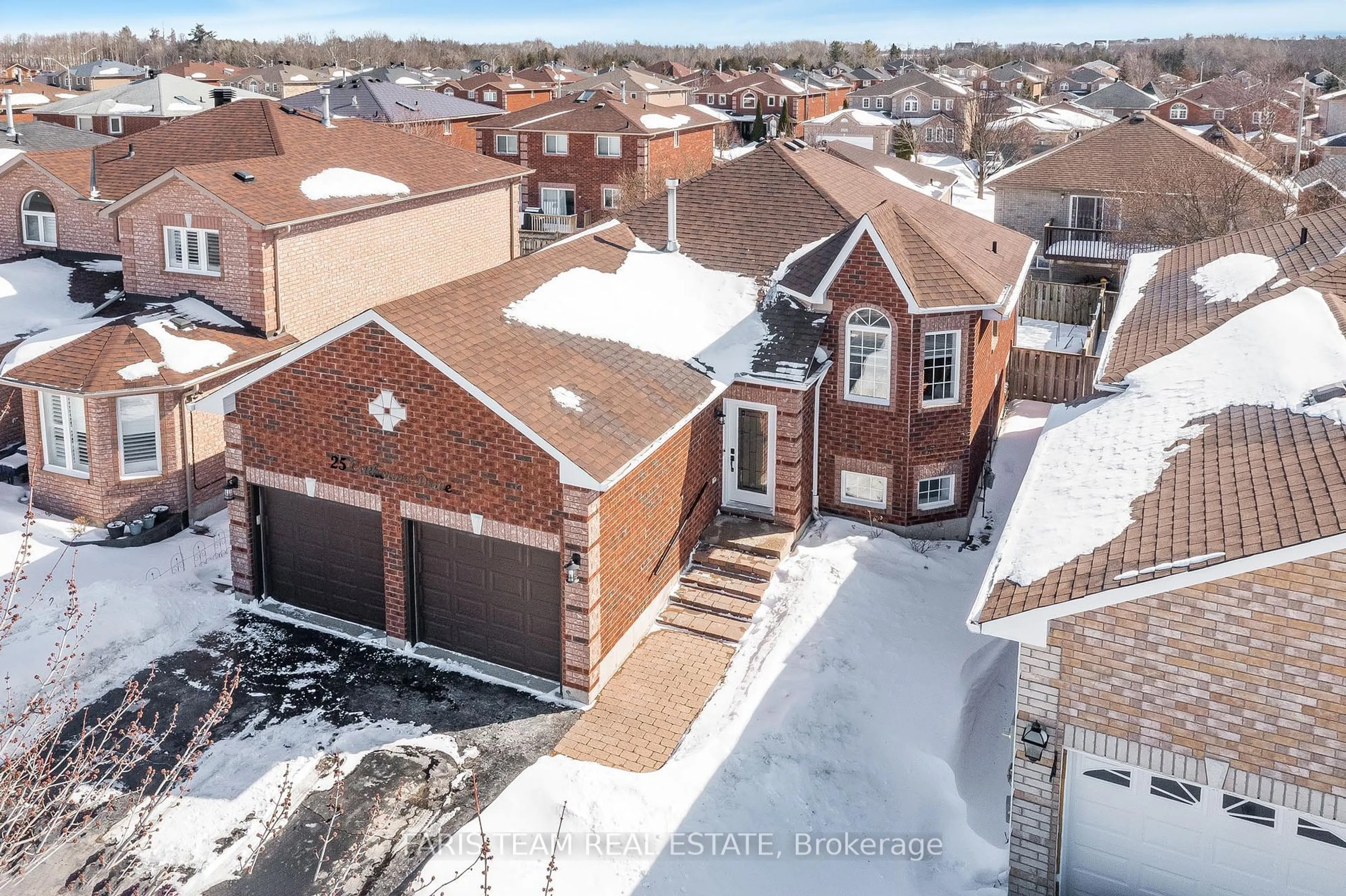 A pic from outside/outdoor area/front of a property/back of a property/a pic from drone, street for 25 Catherine Dr, Barrie Ontario L4N 0Y5