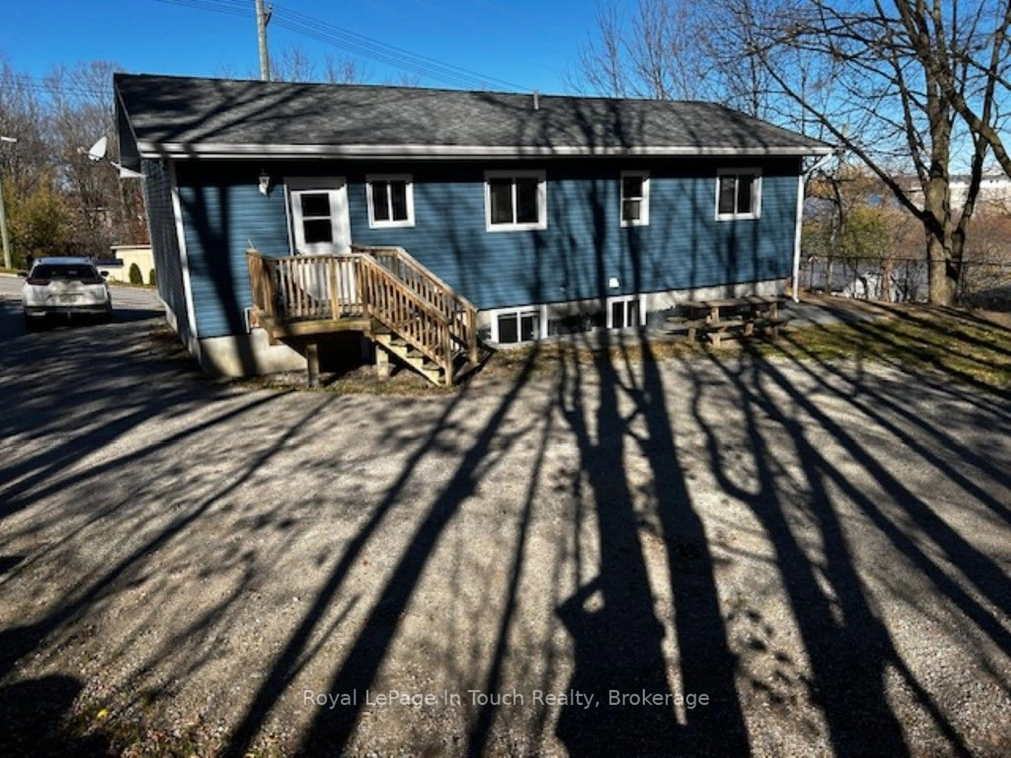 A pic from outside/outdoor area/front of a property/back of a property/a pic from drone, unknown for 687 MONTREAL St, Midland Ontario L4R 1G5