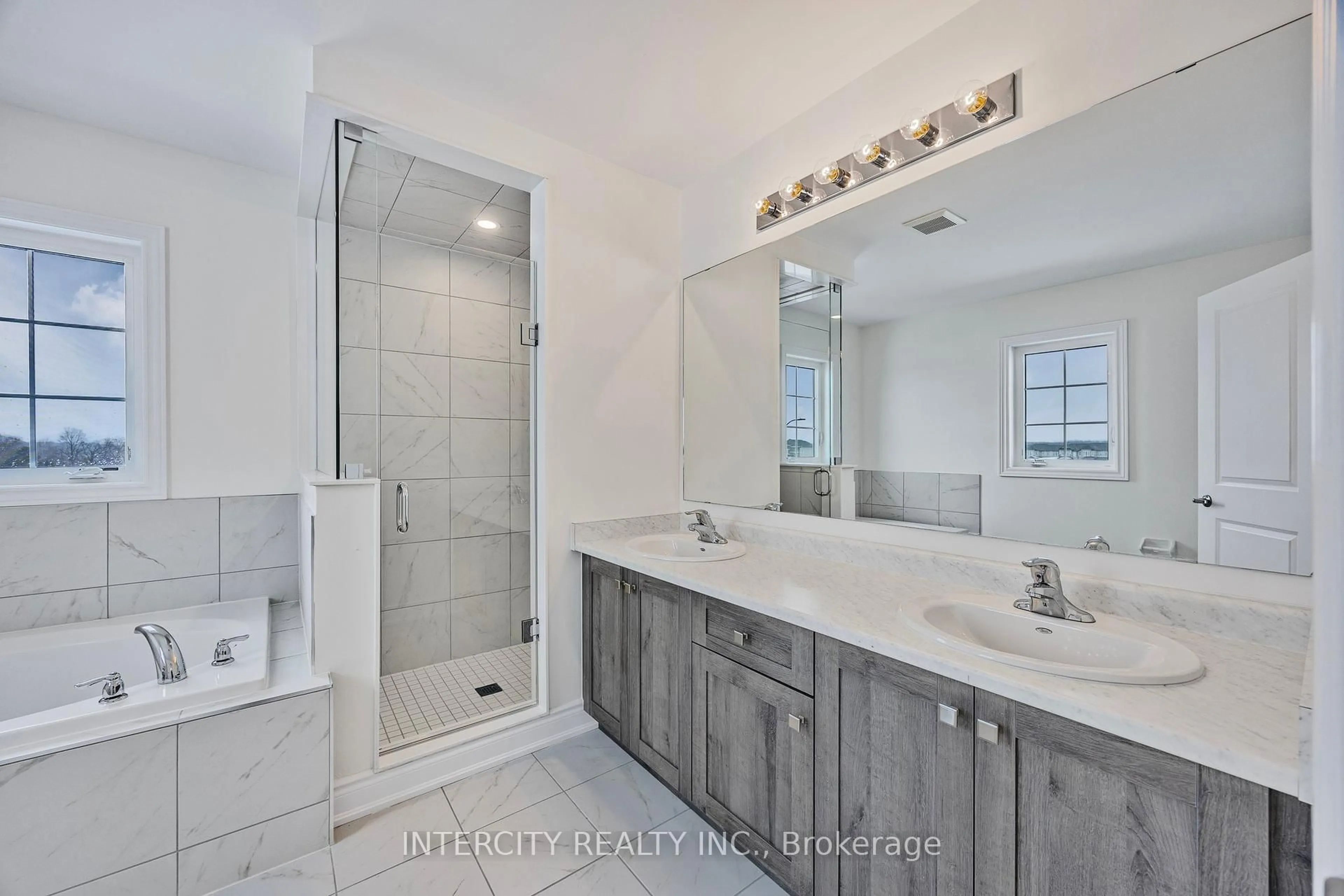 Standard bathroom, ceramic/tile floor for 1 Avalon Dr, Wasaga Beach Ontario L9R 0M2