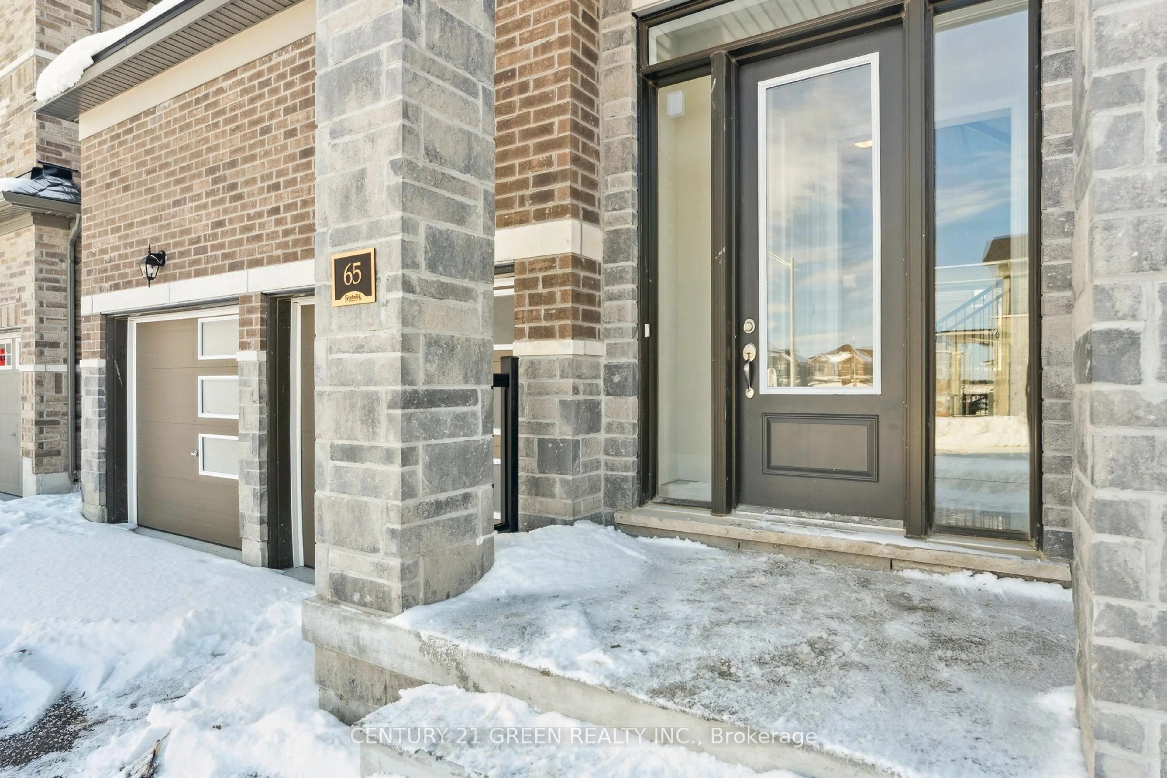 Indoor entryway for 65 Durham Ave, Barrie Ontario L9S 2Z8