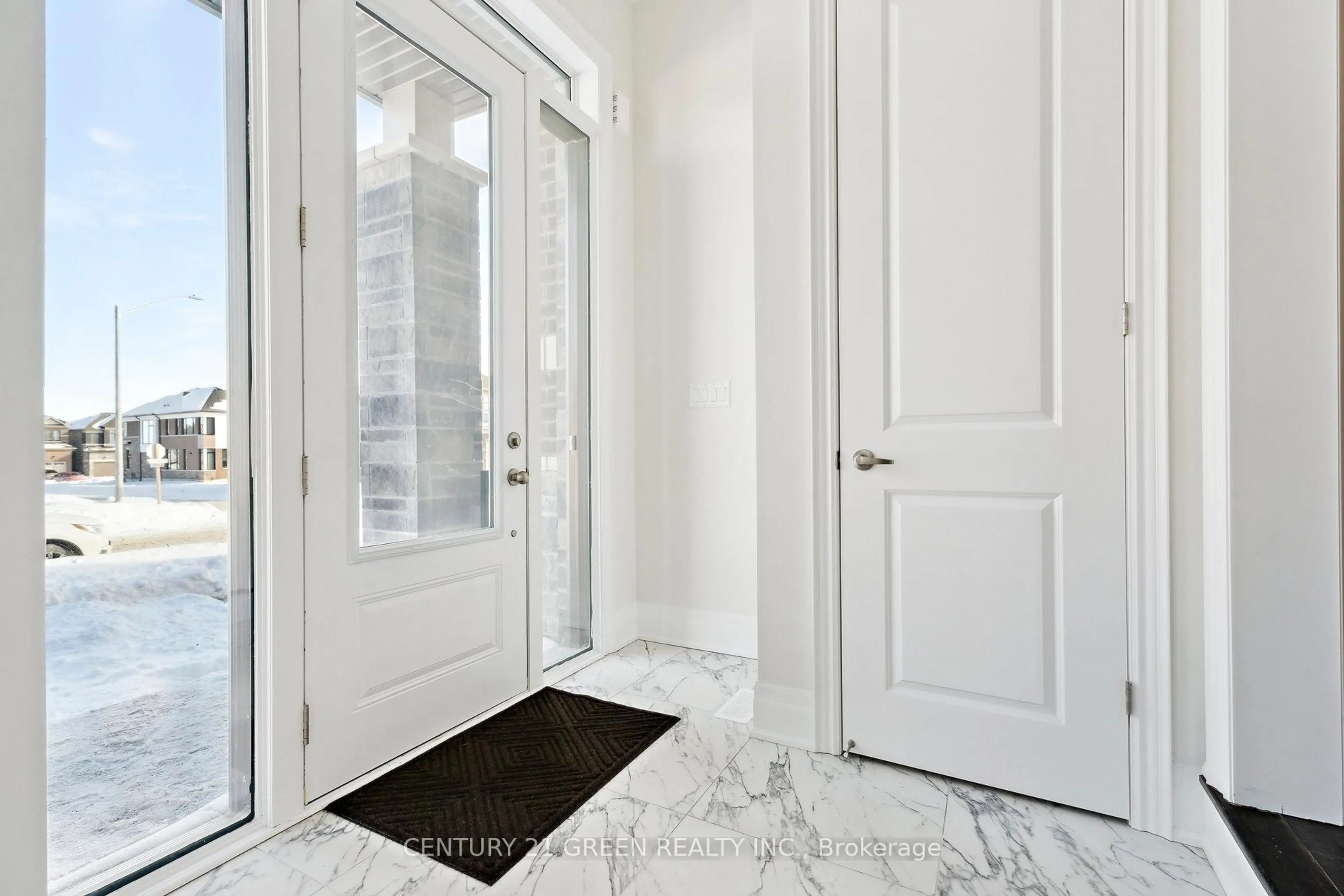 Indoor entryway for 65 Durham Ave, Barrie Ontario L9S 2Z8