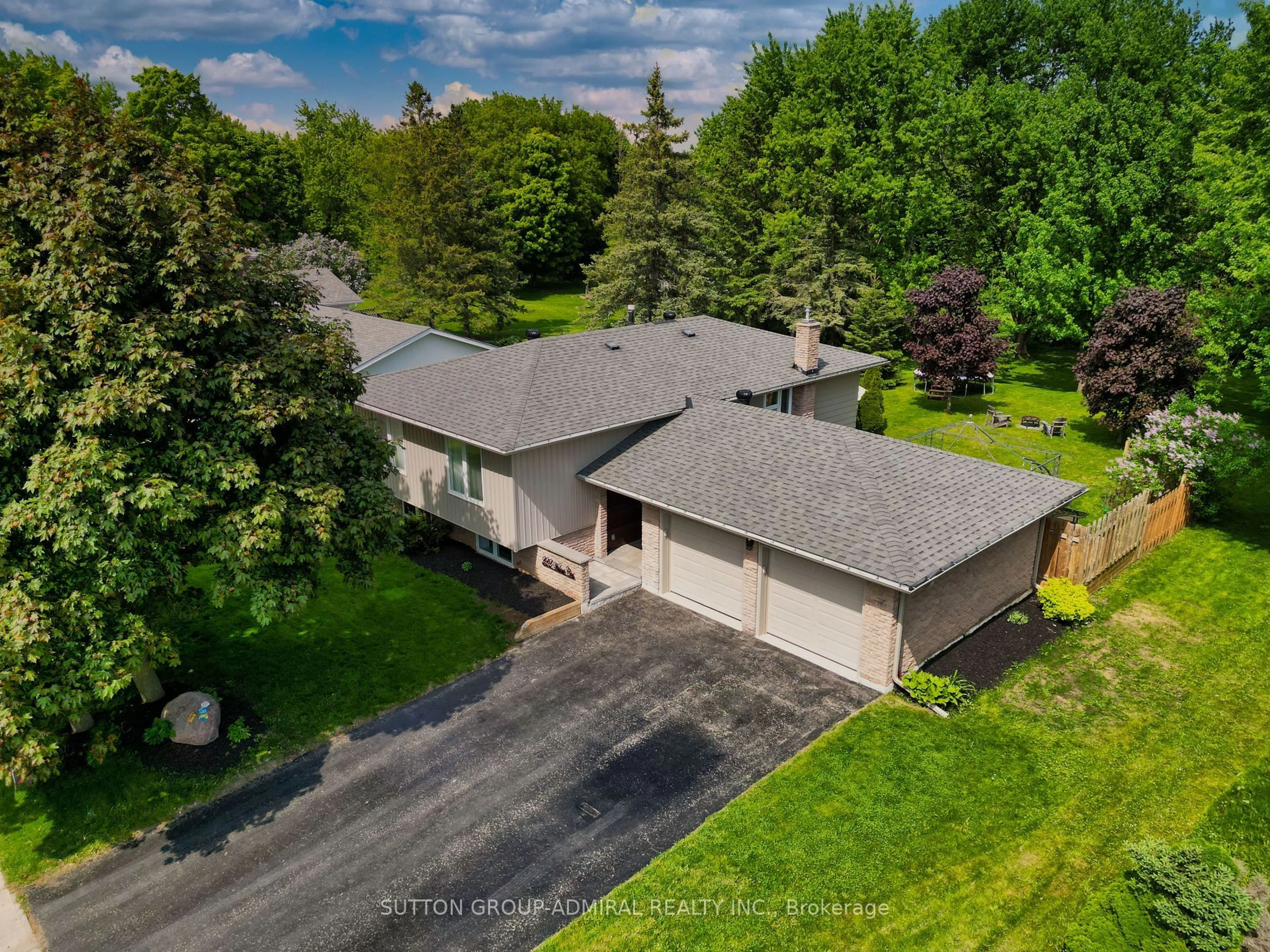 A pic from outside/outdoor area/front of a property/back of a property/a pic from drone, street for 222 Walnut Cres, Barrie Ontario L4N 4J6