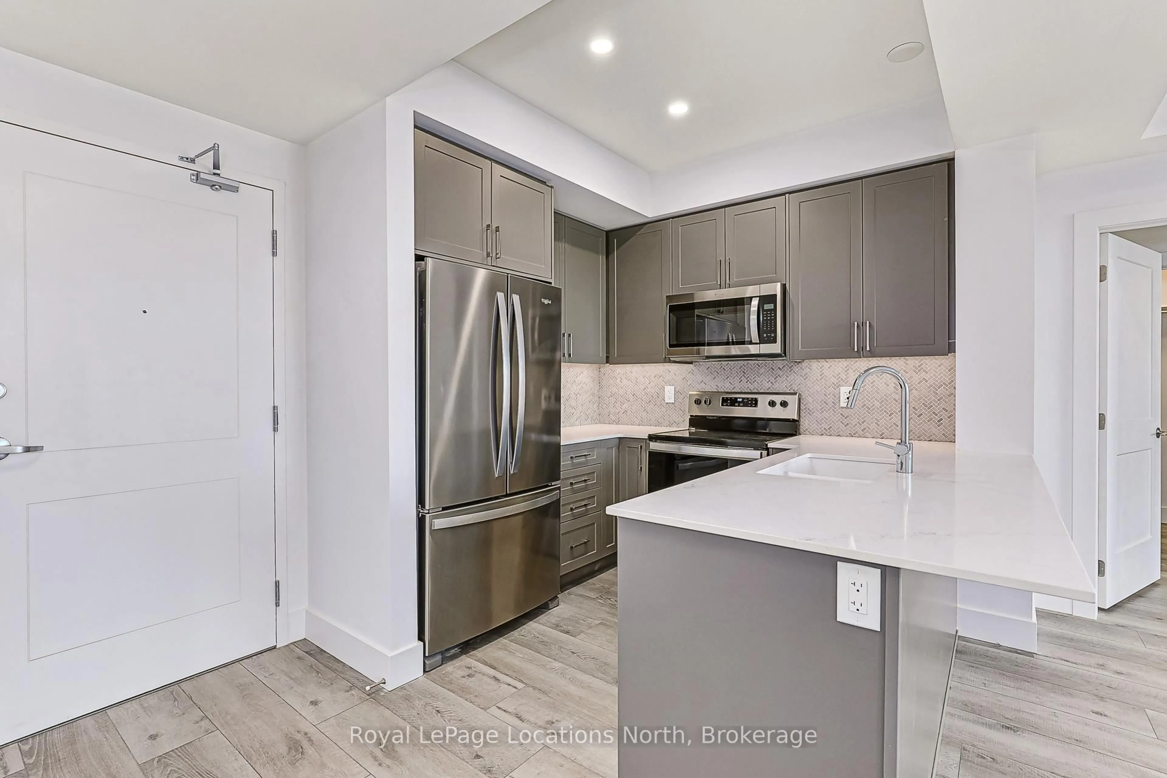 Open concept kitchen, ceramic/tile floor for 4 Kimberly Lane #422, Collingwood Ontario L9Y 5B4