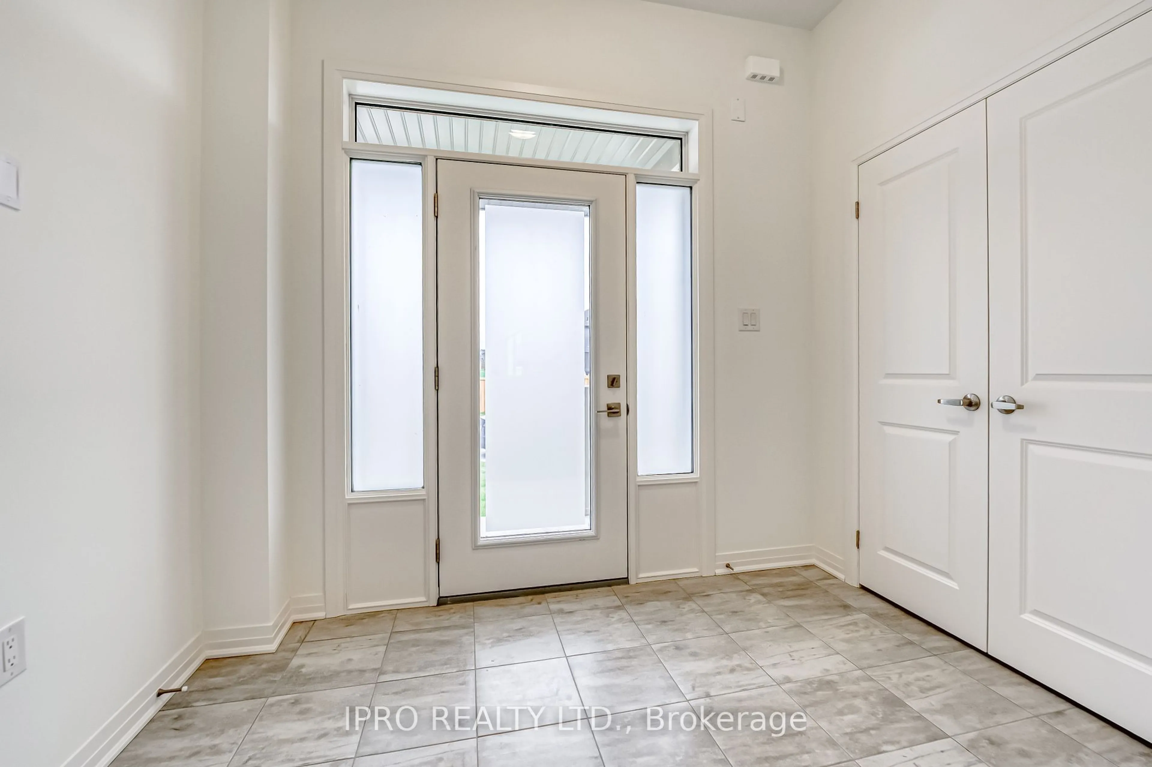 Indoor entryway for 120 West Oak West Oak Tr, Barrie Ontario L9S 2Z4