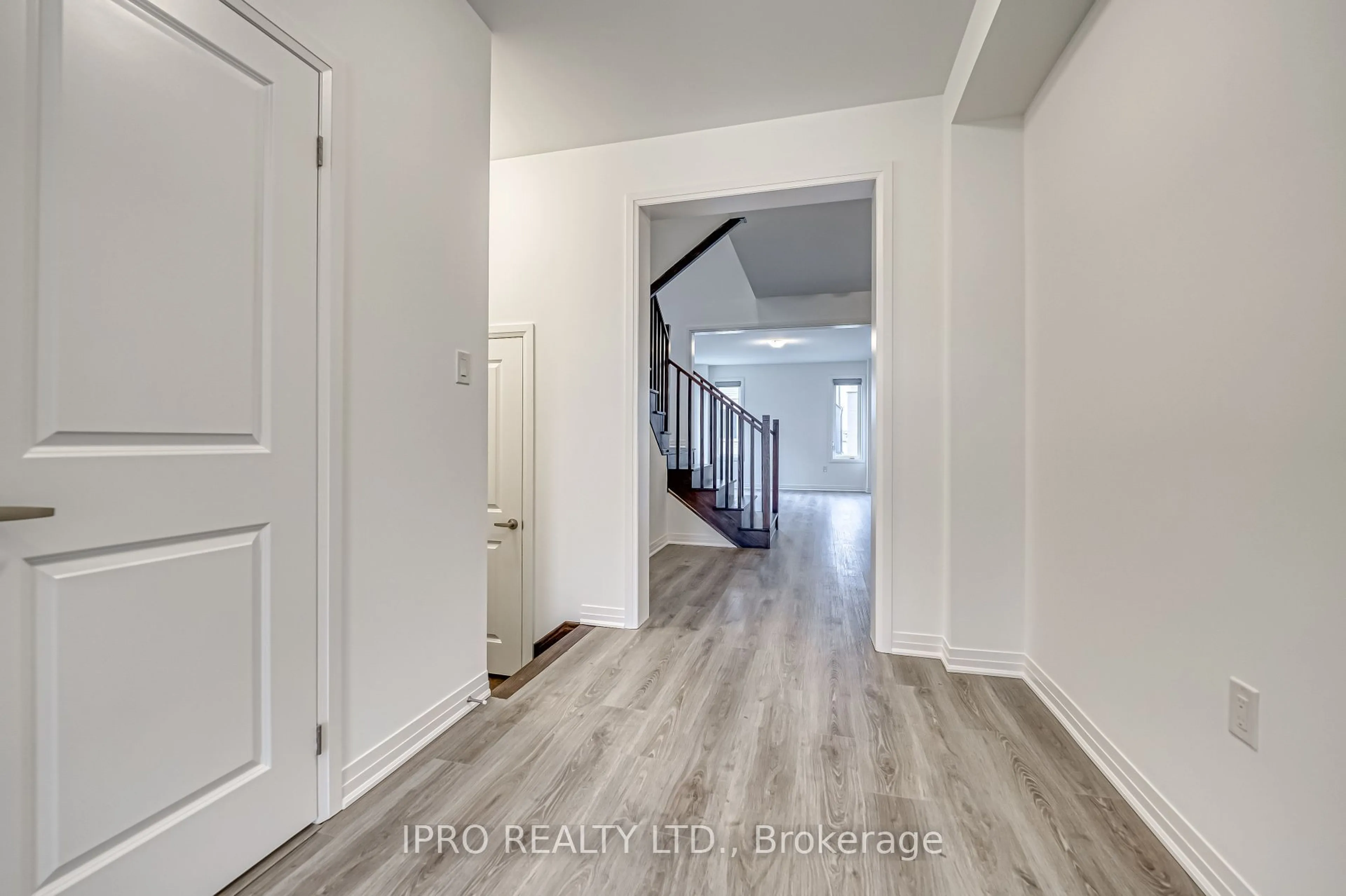 Indoor entryway for 120 West Oak West Oak Tr, Barrie Ontario L9S 2Z4