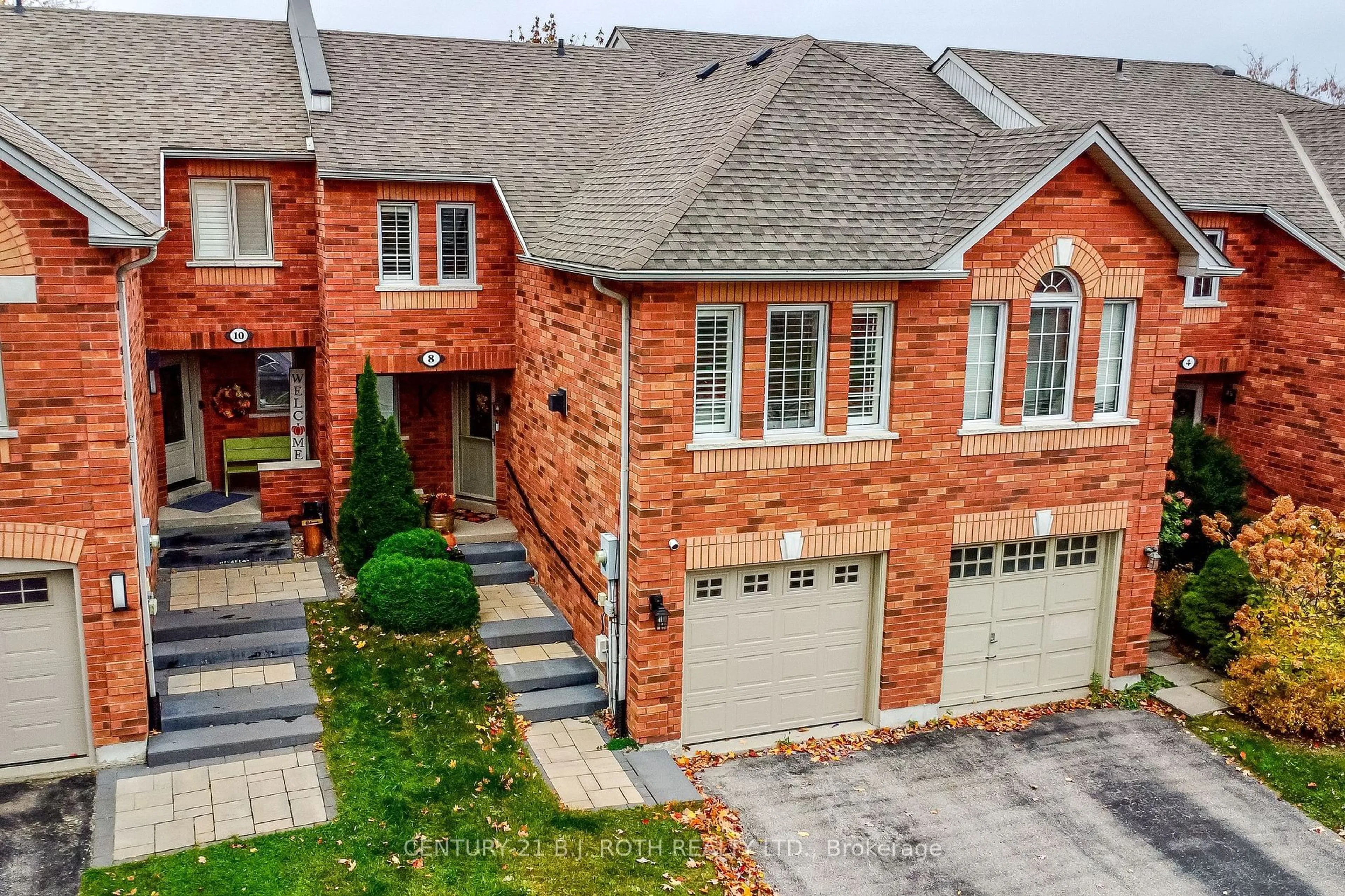 Home with brick exterior material, street for 8 Bailey Crt, Barrie Ontario L4N 8N1