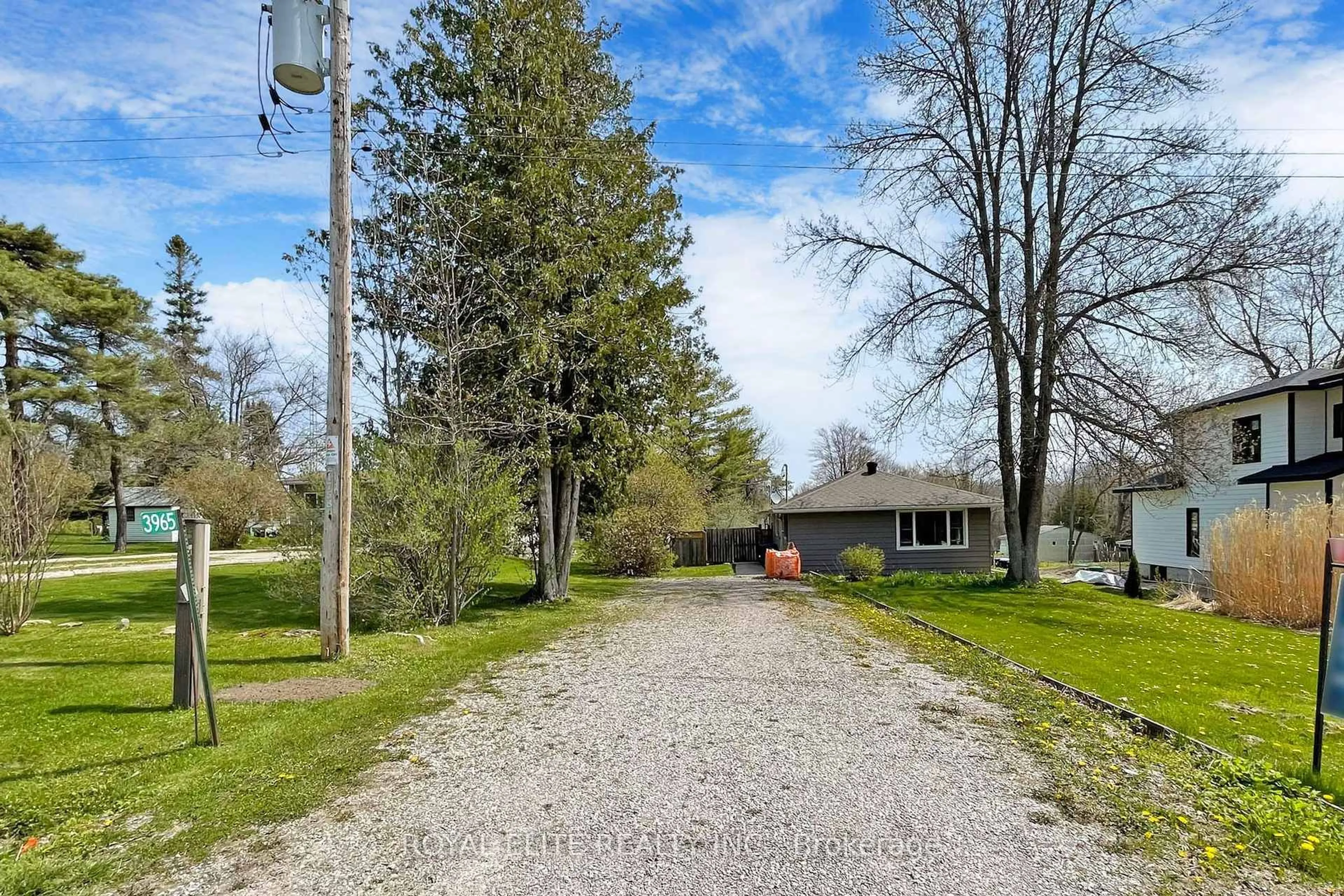 A pic from outside/outdoor area/front of a property/back of a property/a pic from drone, street for 3965 Hilltop Rd, Ramara Ontario L3V 6H7