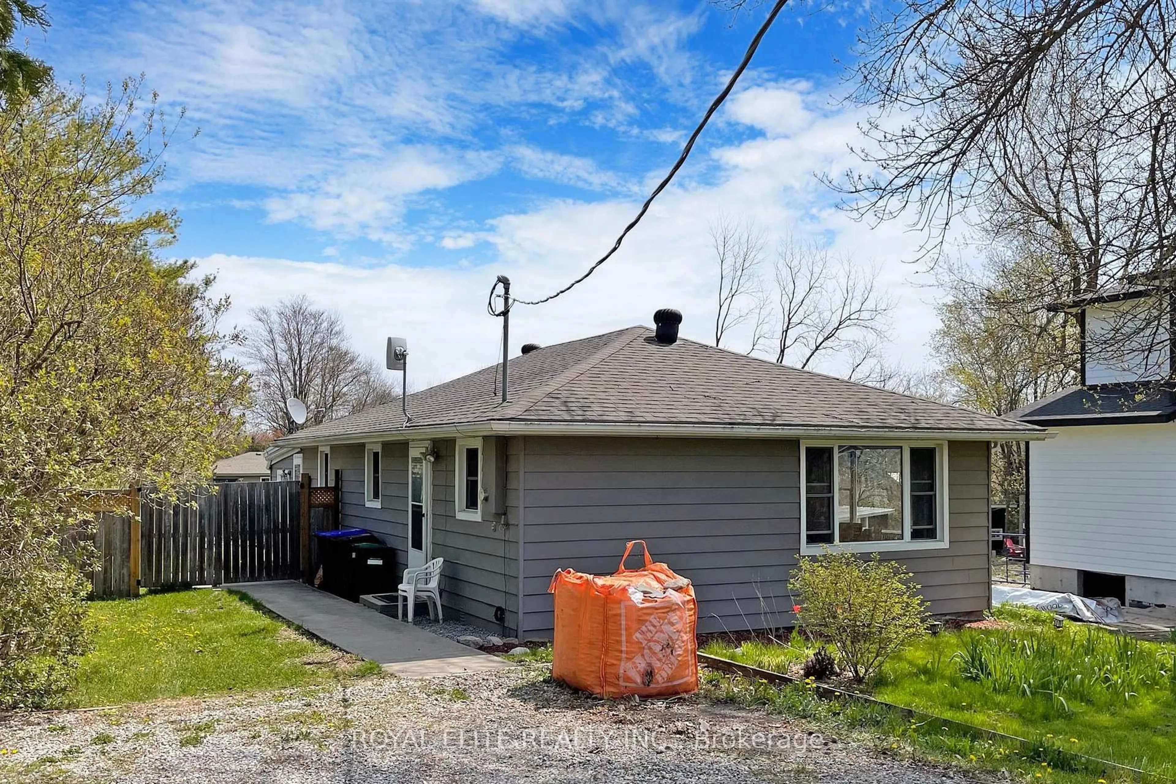 A pic from outside/outdoor area/front of a property/back of a property/a pic from drone, street for 3965 Hilltop Rd, Ramara Ontario L3V 6H7