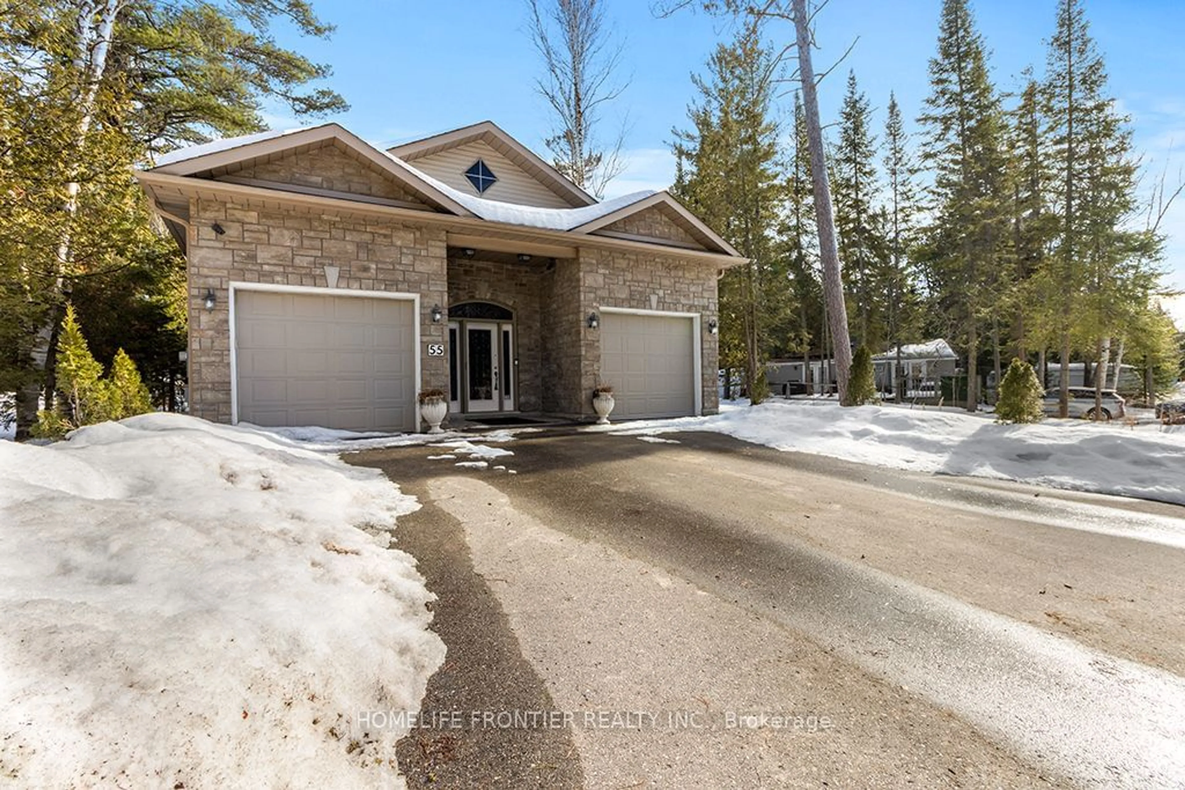 A pic from outside/outdoor area/front of a property/back of a property/a pic from drone, street for 55 Homewood Ave, Wasaga Beach Ontario L9Z 2M2