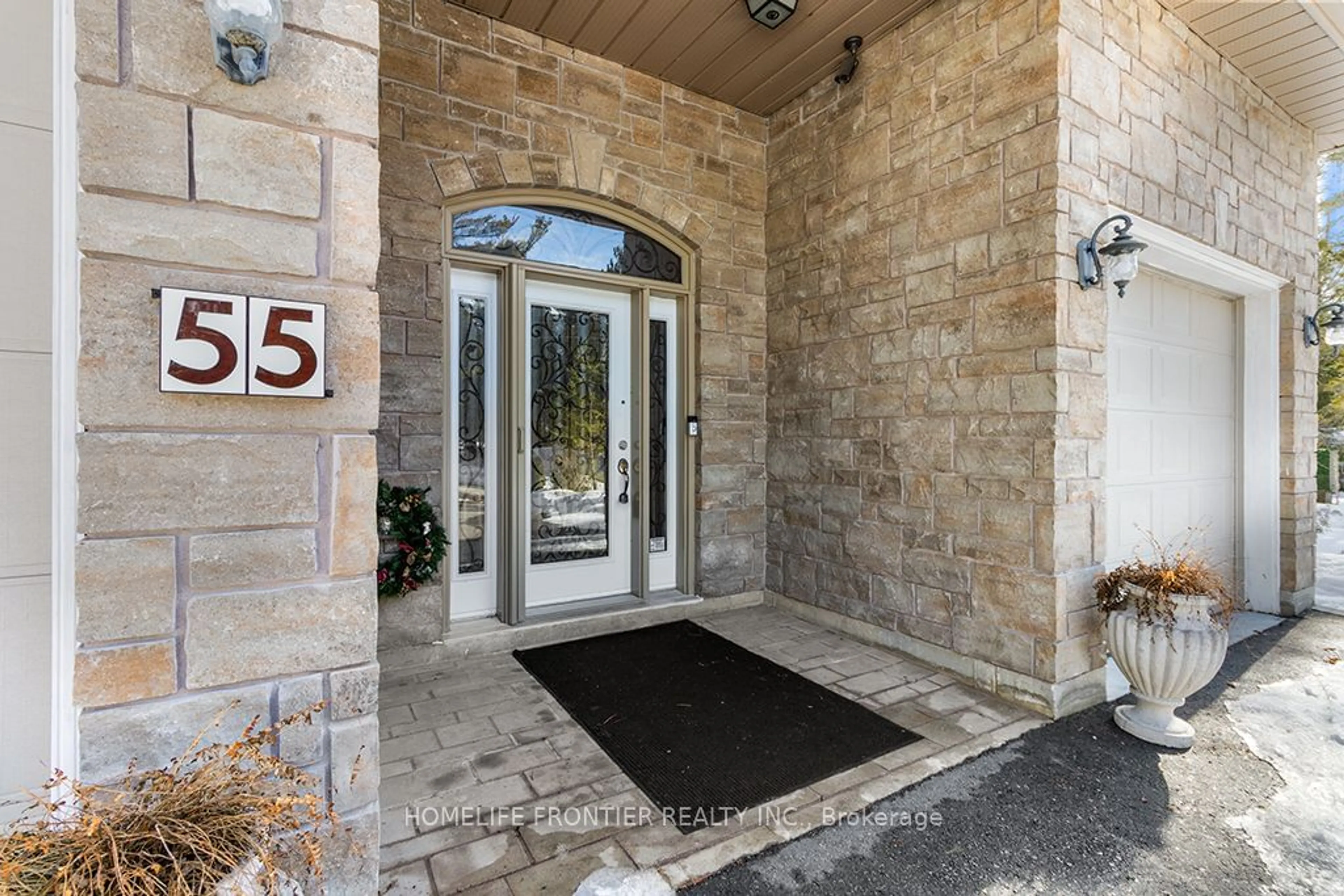 Indoor entryway for 55 Homewood Ave, Wasaga Beach Ontario L9Z 2M2