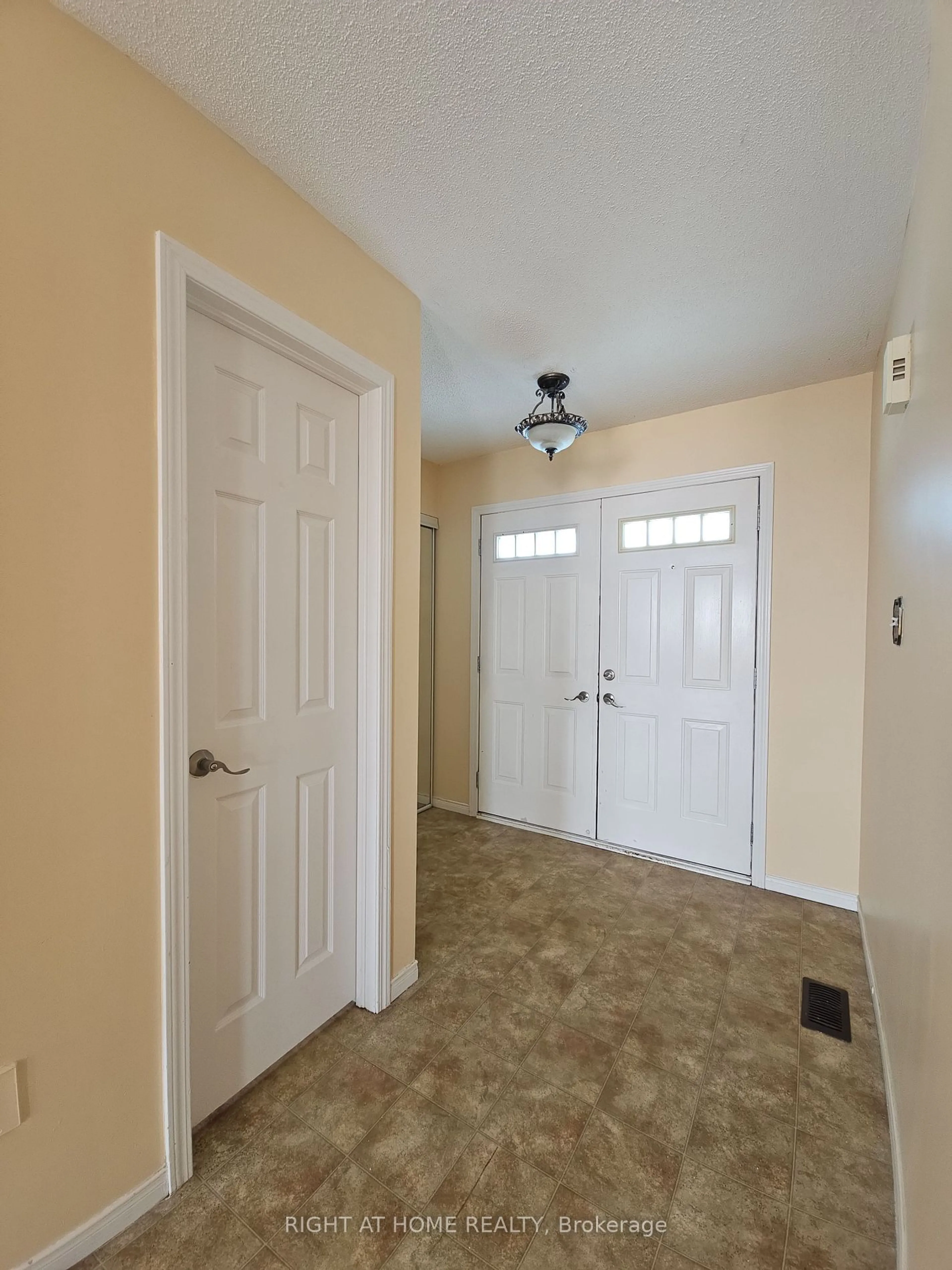 Indoor entryway for 114 Courtney Cres, Barrie Ontario L4N 5S9