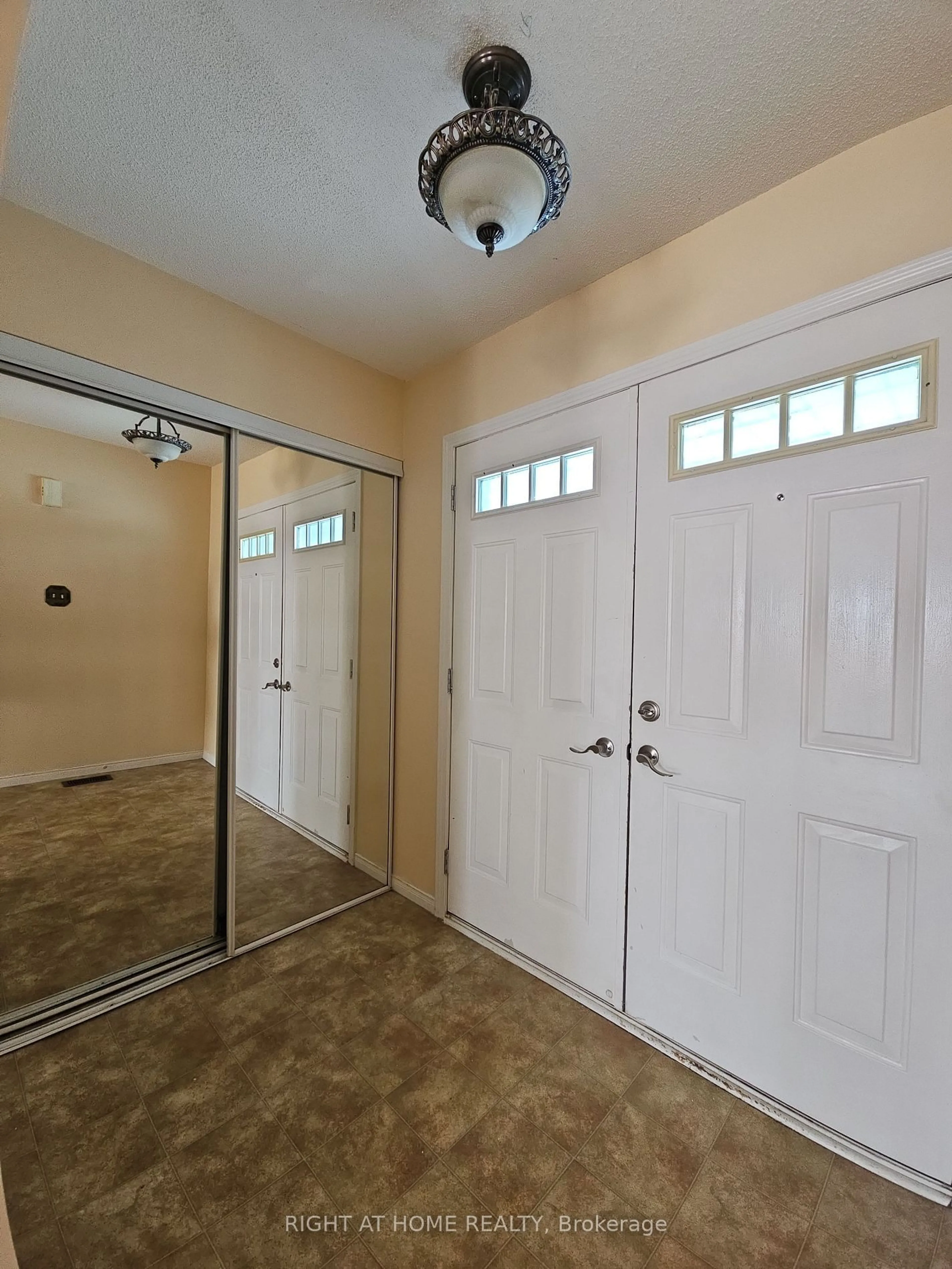 Indoor entryway for 114 Courtney Cres, Barrie Ontario L4N 5S9