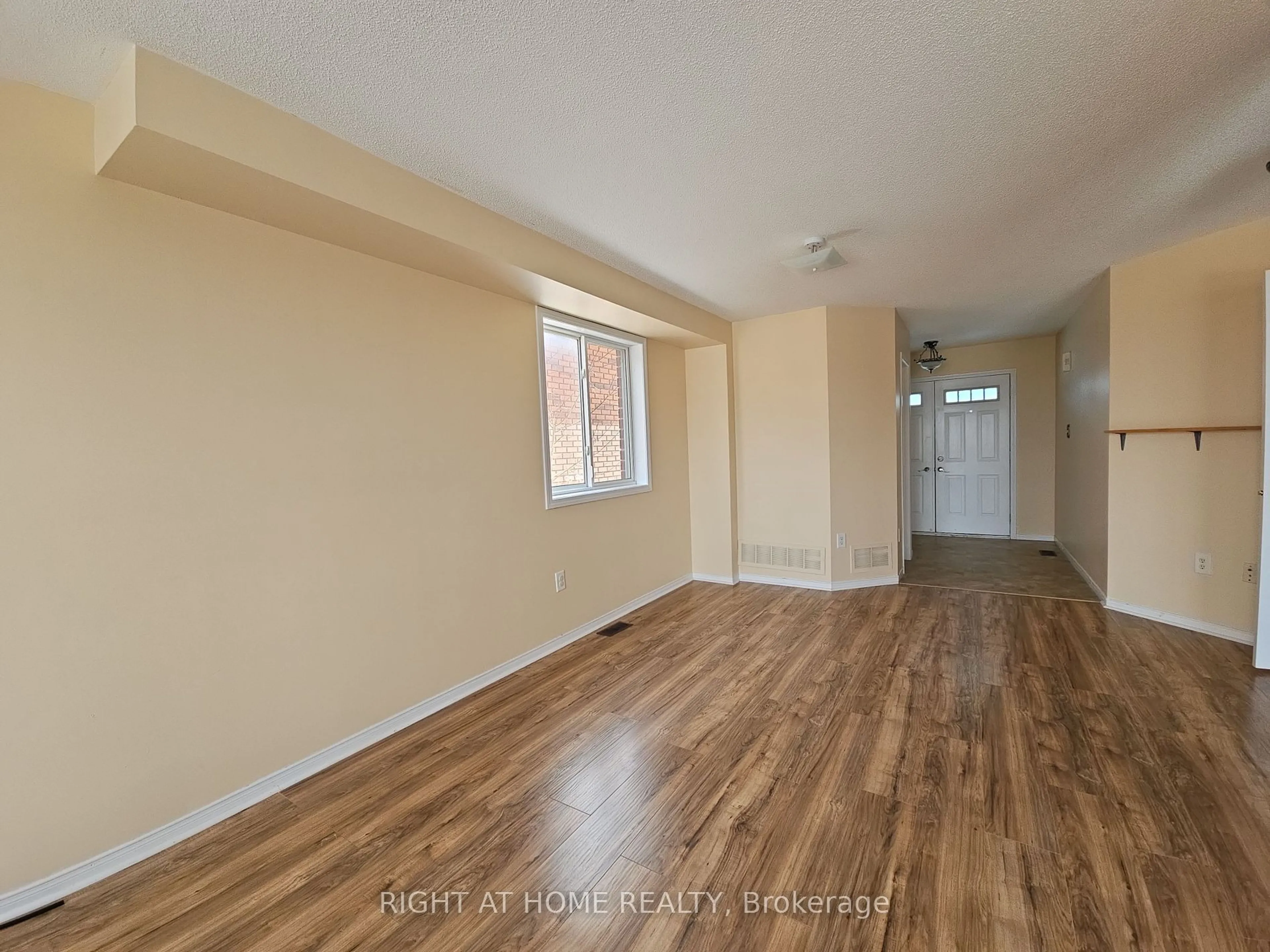 A pic of a room for 114 Courtney Cres, Barrie Ontario L4N 5S9