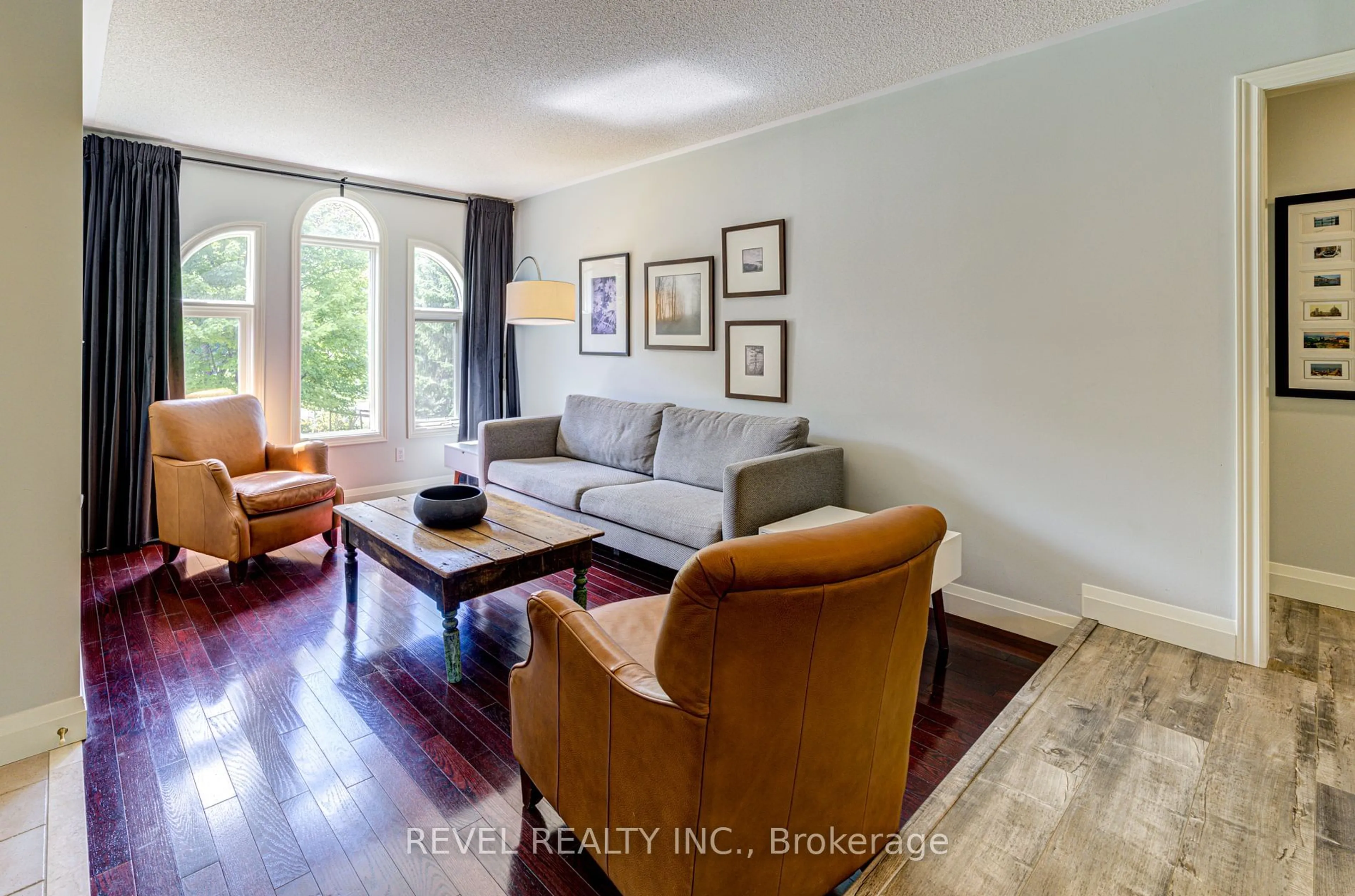 Living room with furniture, wood/laminate floor for 141 WASAGA SANDS Dr, Wasaga Beach Ontario L9Z 1H9