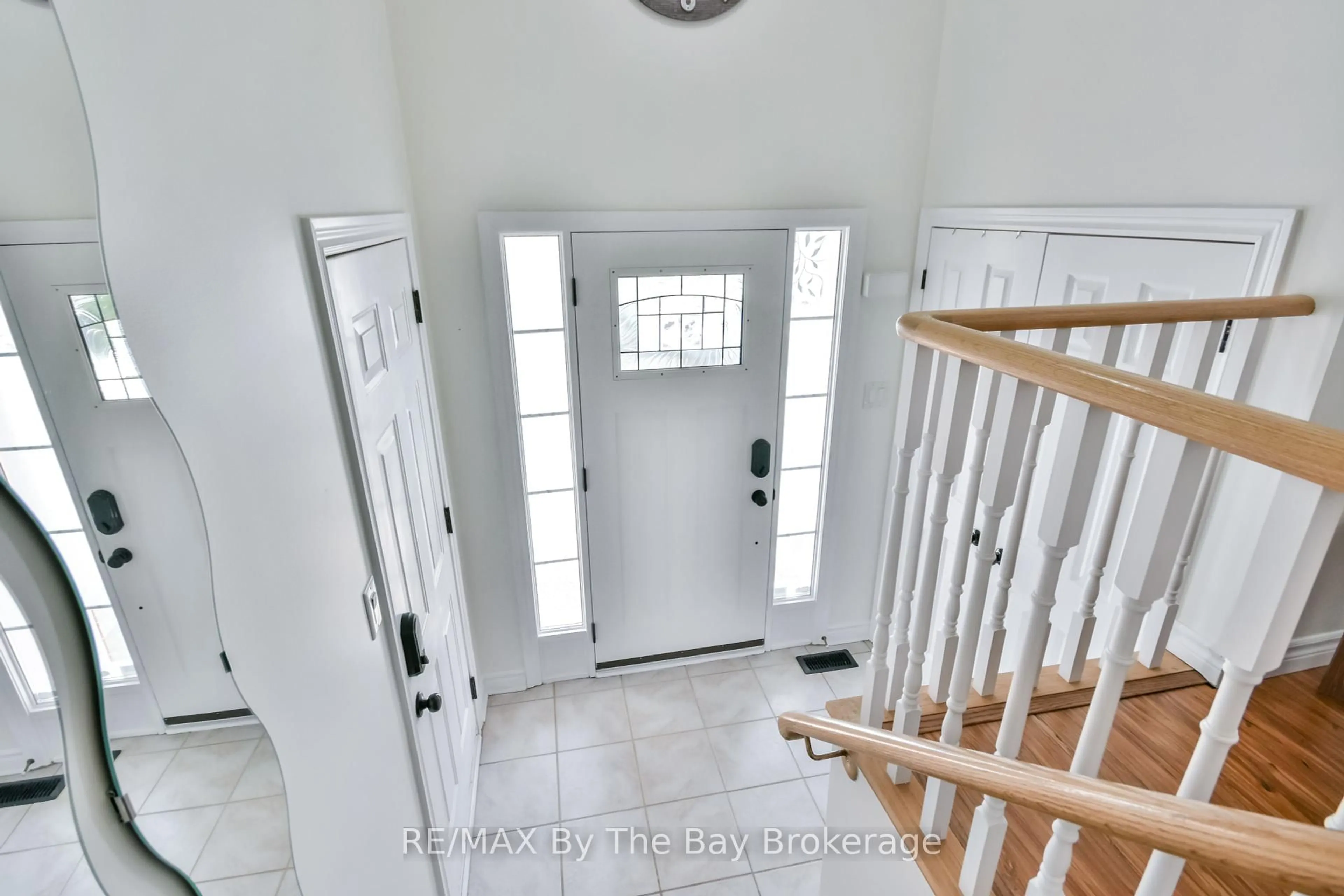 Indoor entryway for 336 Robinson Rd, Wasaga Beach Ontario L9Z 2Z1