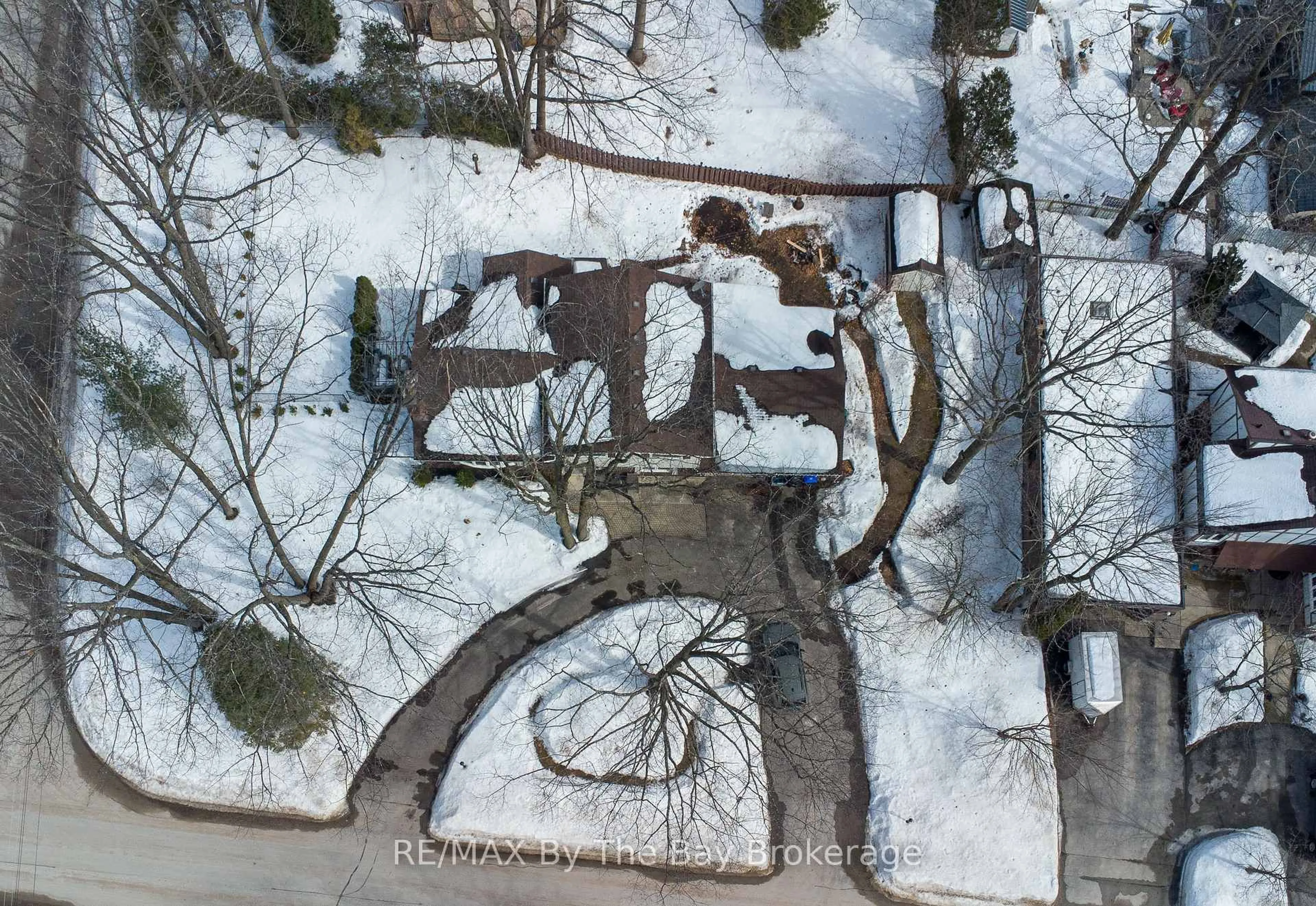 A pic from outside/outdoor area/front of a property/back of a property/a pic from drone, street for 63 Frank St, Wasaga Beach Ontario L9Z 1P9