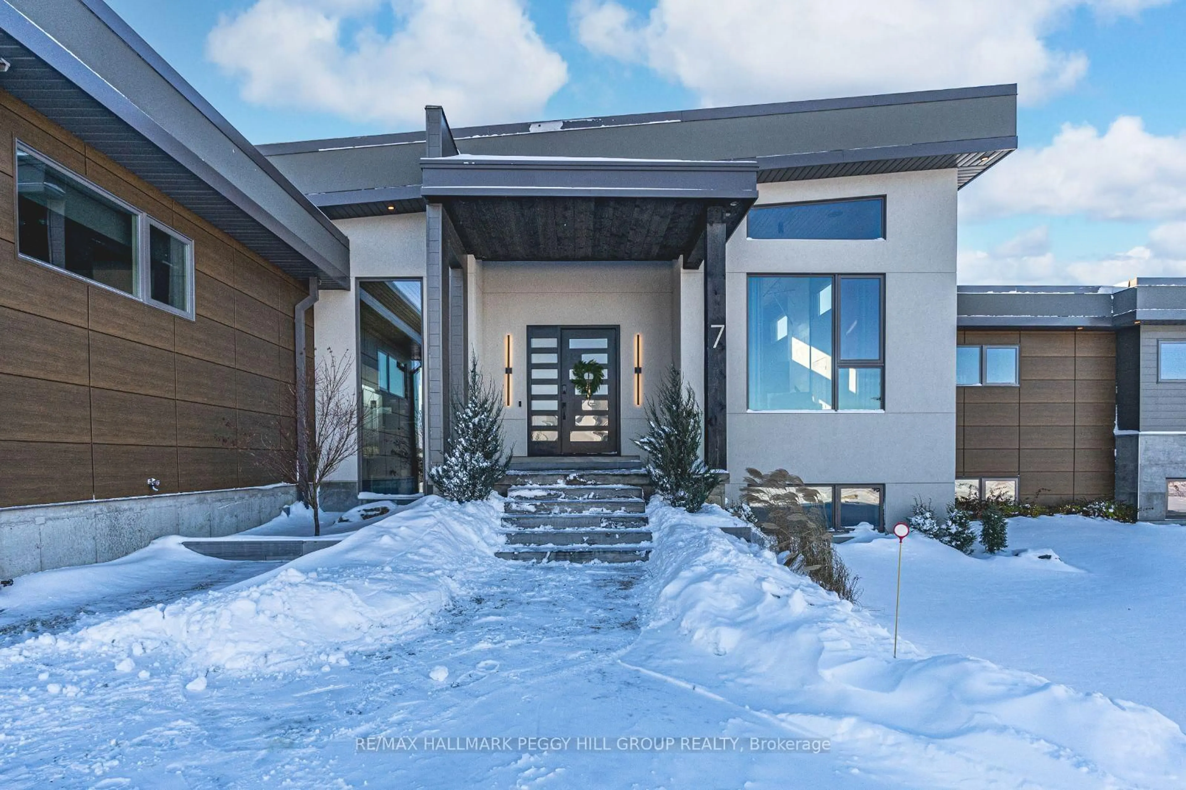 Indoor entryway for 7 Meadowlark Way, Collingwood Ontario L9Y 0K1