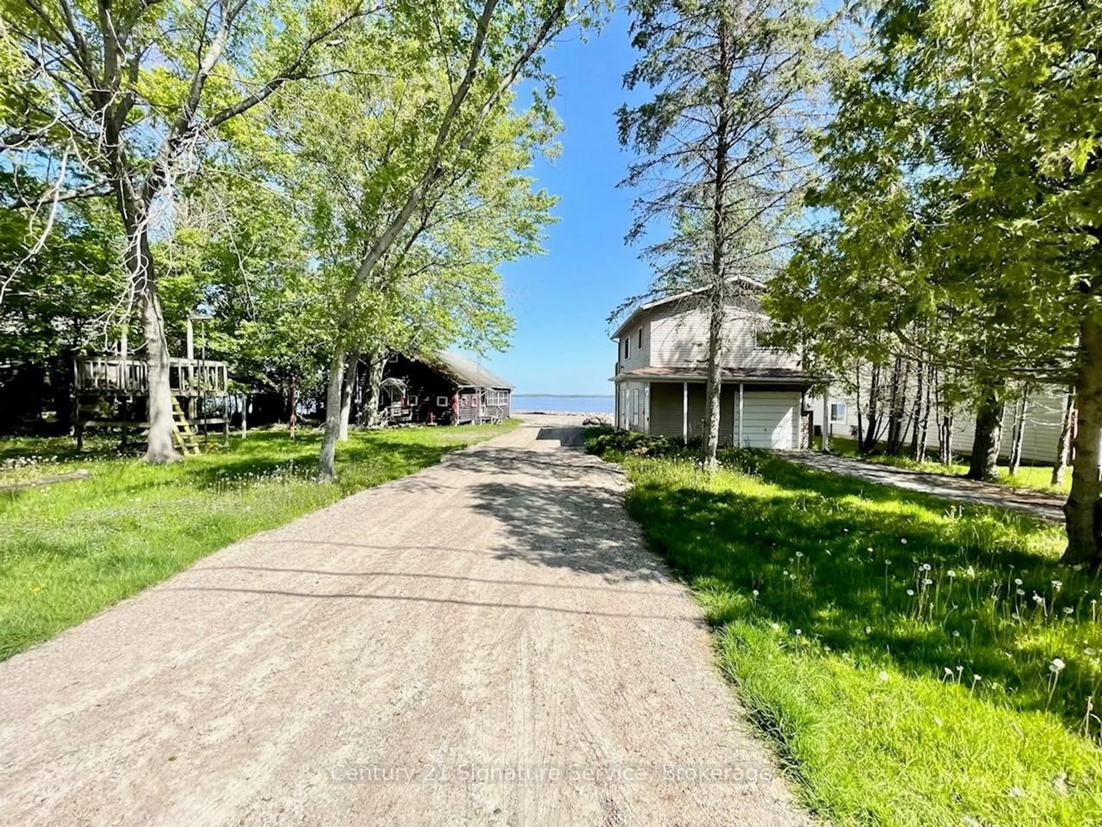 A pic from outside/outdoor area/front of a property/back of a property/a pic from drone, unknown for 264 Robins Point Rd, Tay Ontario L0K 2A0