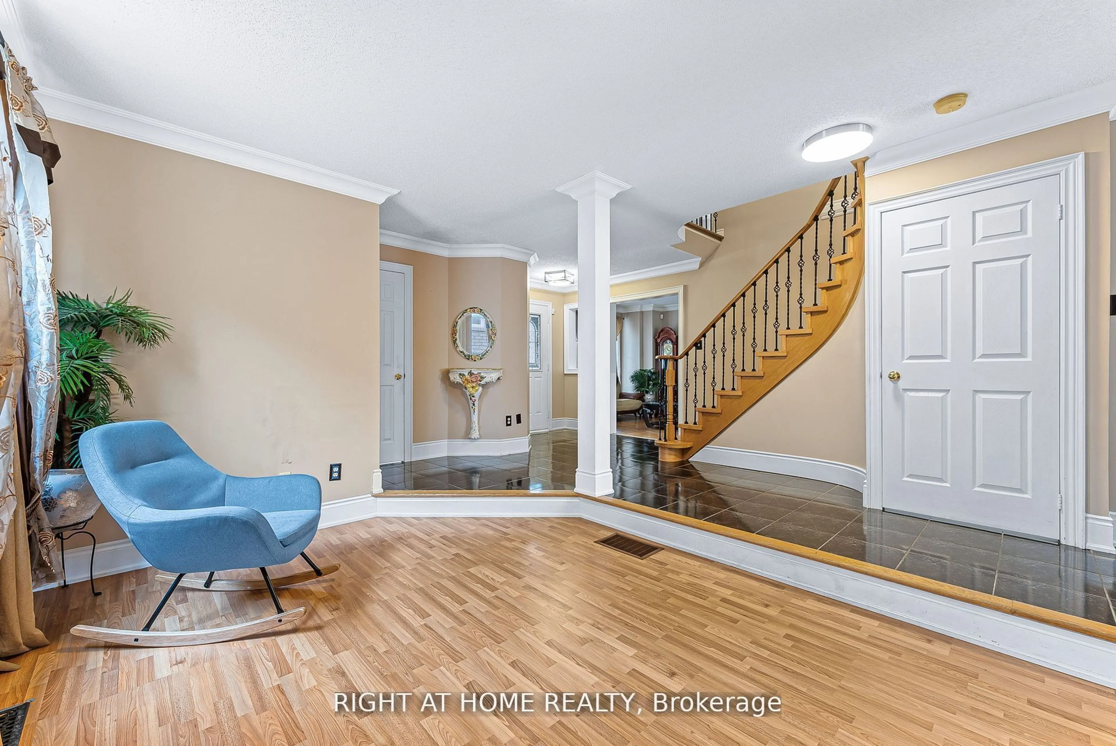 Indoor entryway for 154 Country Lane, Barrie Ontario L4N 0N1