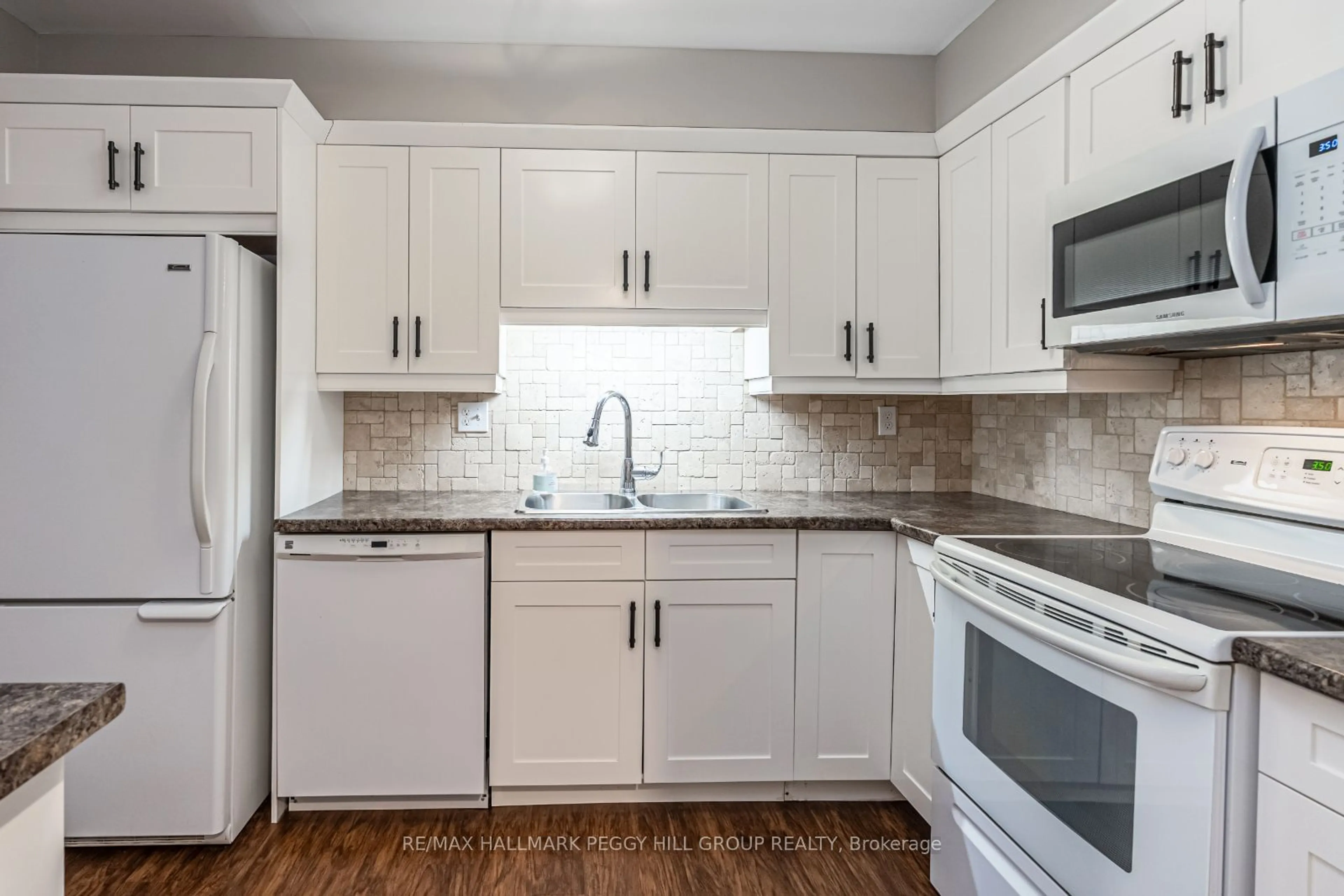 Standard kitchen, unknown for 10B Coulter St #212, Barrie Ontario L4N 6S1