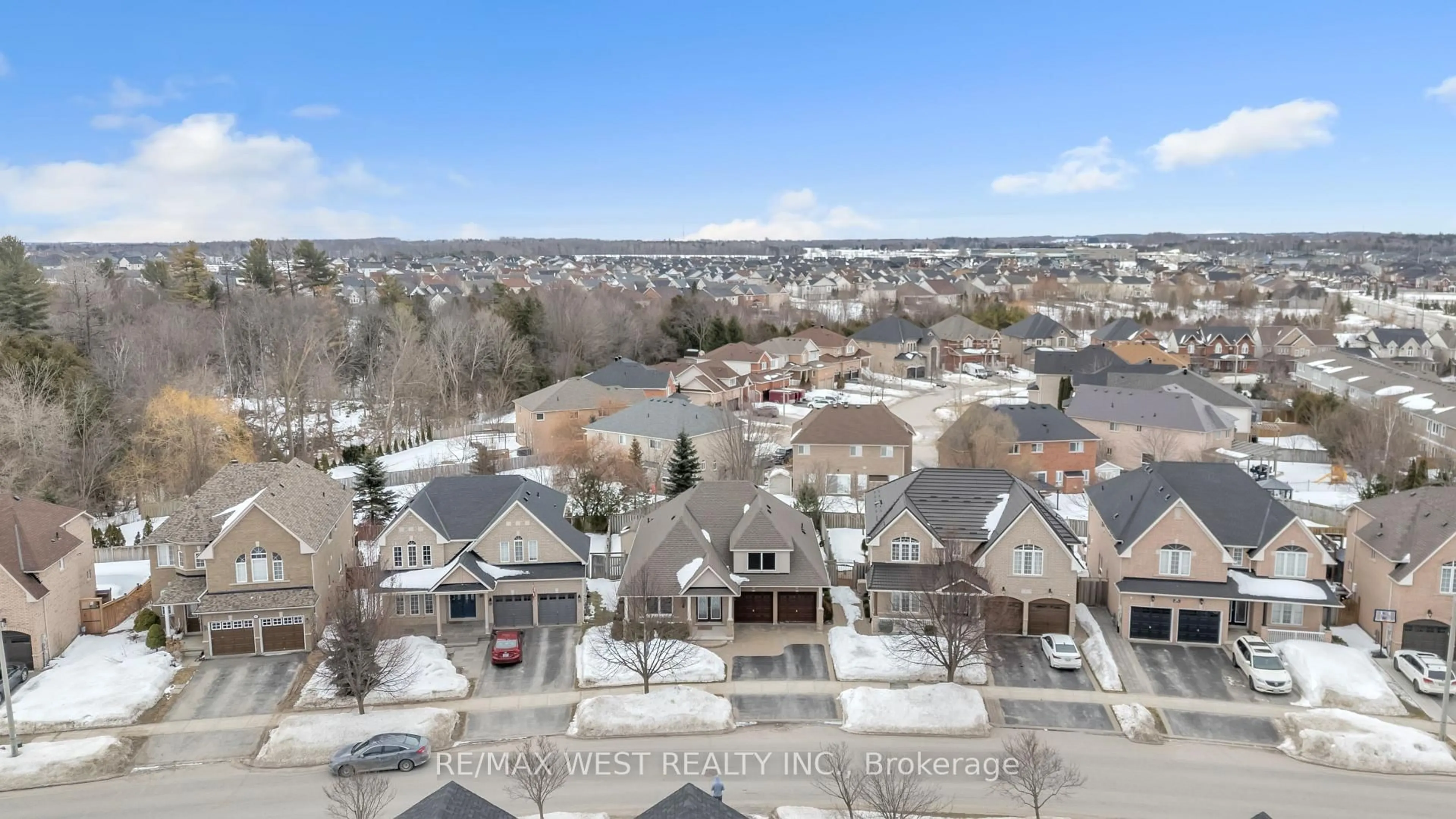 A pic from outside/outdoor area/front of a property/back of a property/a pic from drone, unknown for 63 Empire Dr, Barrie Ontario L4M 0A1