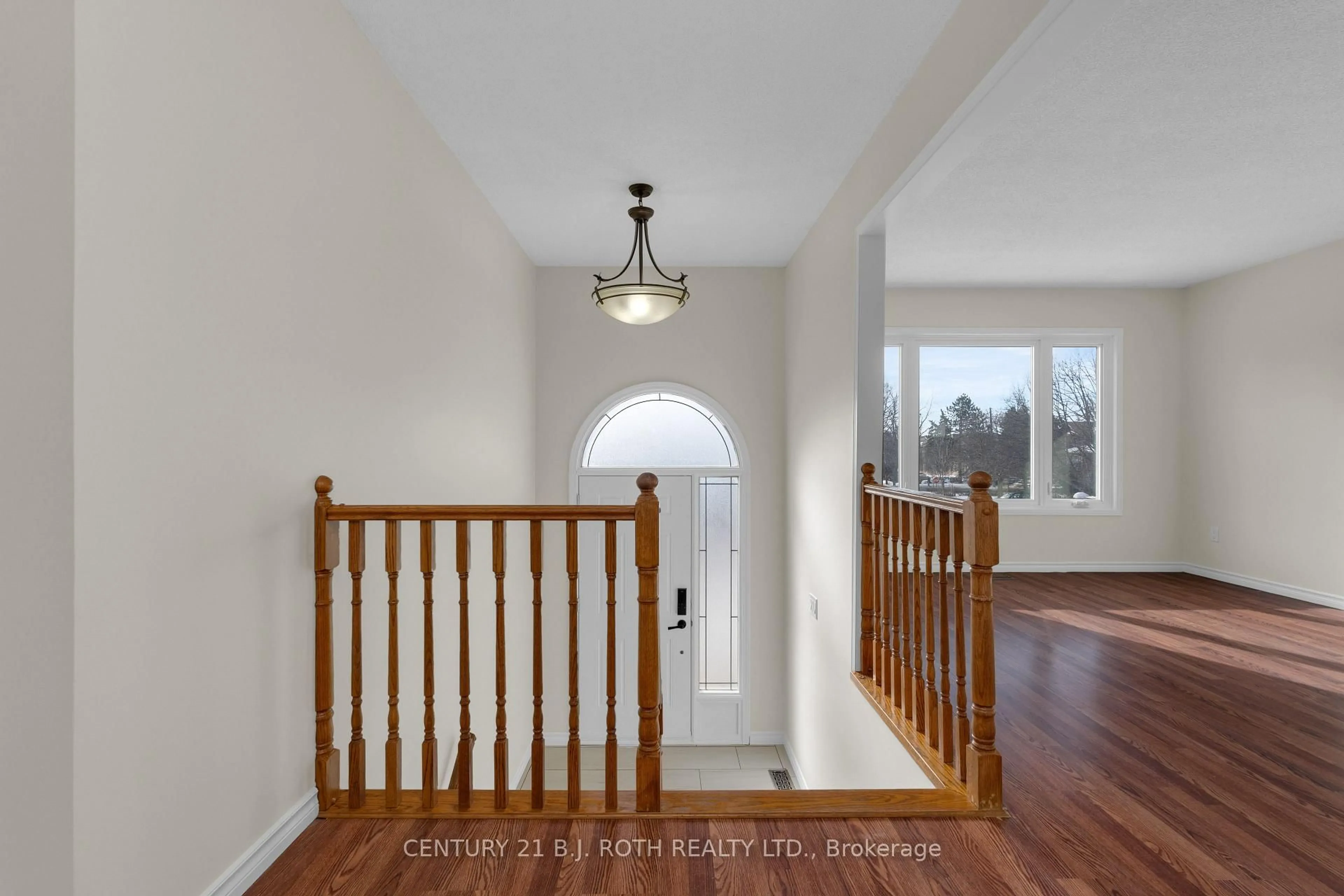 Indoor entryway for 30 Engel Cres, Barrie Ontario L4N 6K5